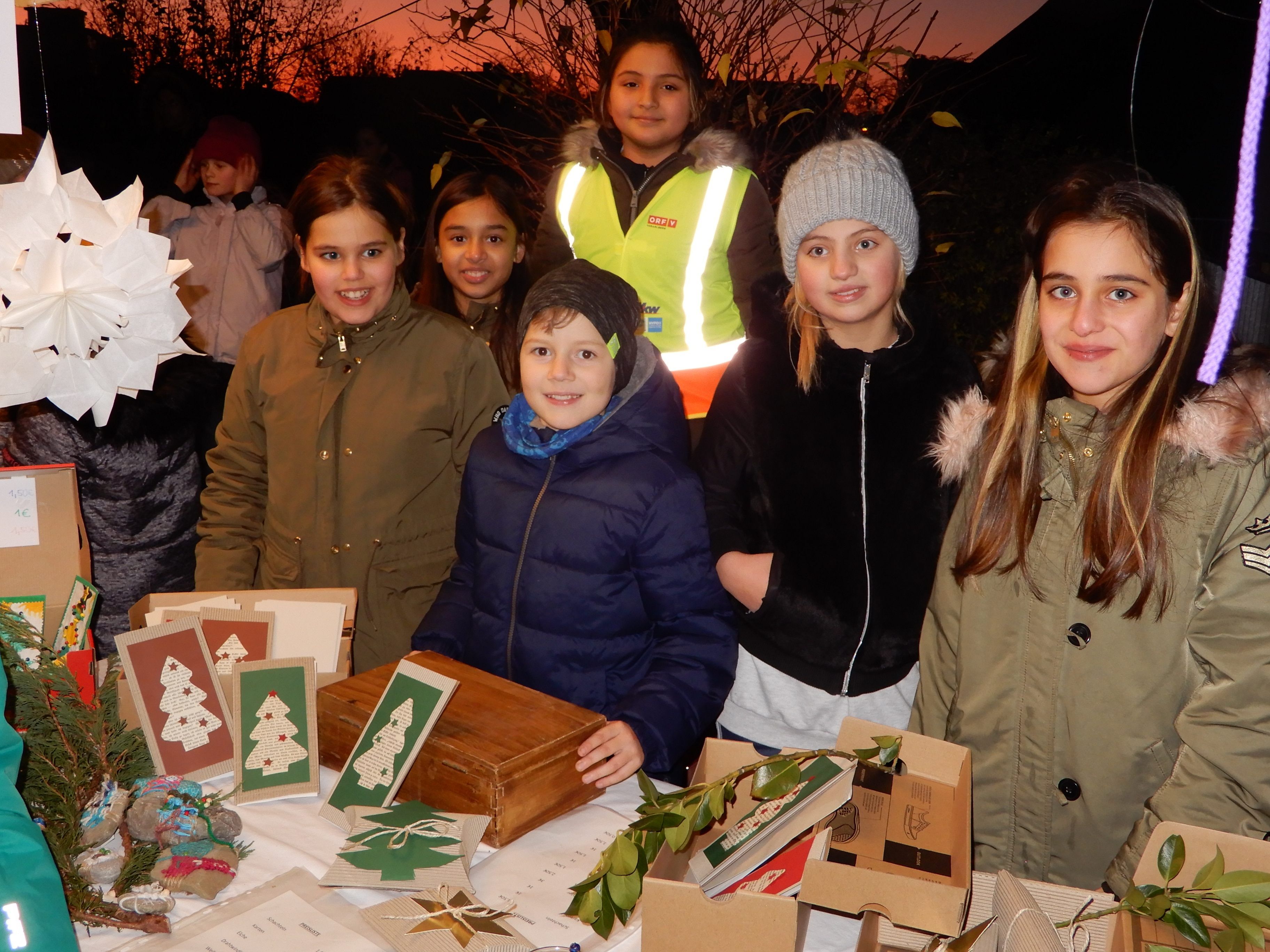 Beim Adventbasar wurden fleißig weihnachtliche Kunstwerke verkauft.