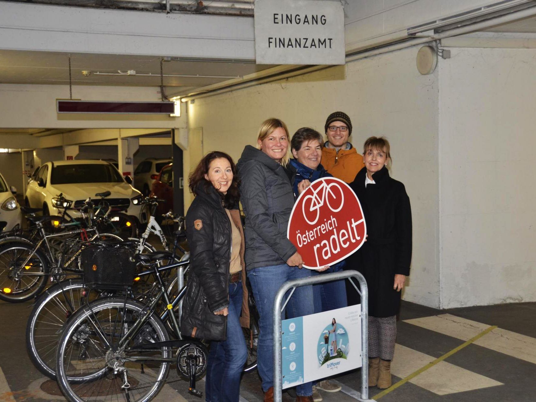 Die Mitarbeiter des Finanzamts Feldkirch haben sich gemeinsam eine neue Fahrradabstellanlage erradelt.