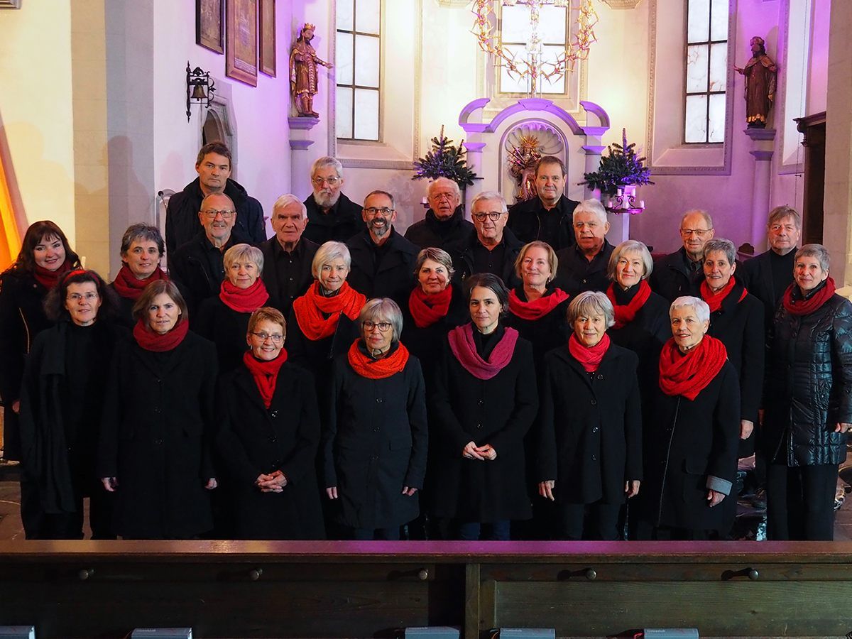 Foto:  Kantorei Rankweil unter der Leitung von Eva Hagen (links 1. Reihe)  in der Basilika Rankweil