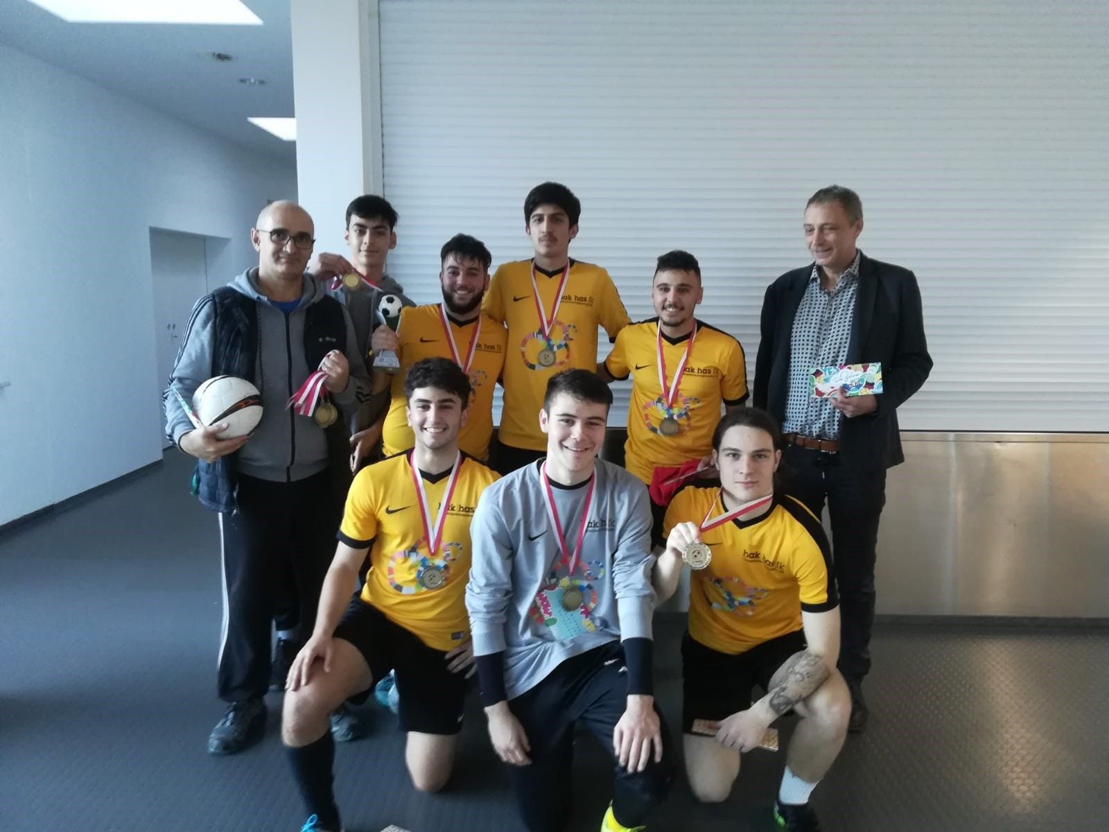 Das Siegerteam mit Coach Ivan Gogov und Direktor Michael Weber