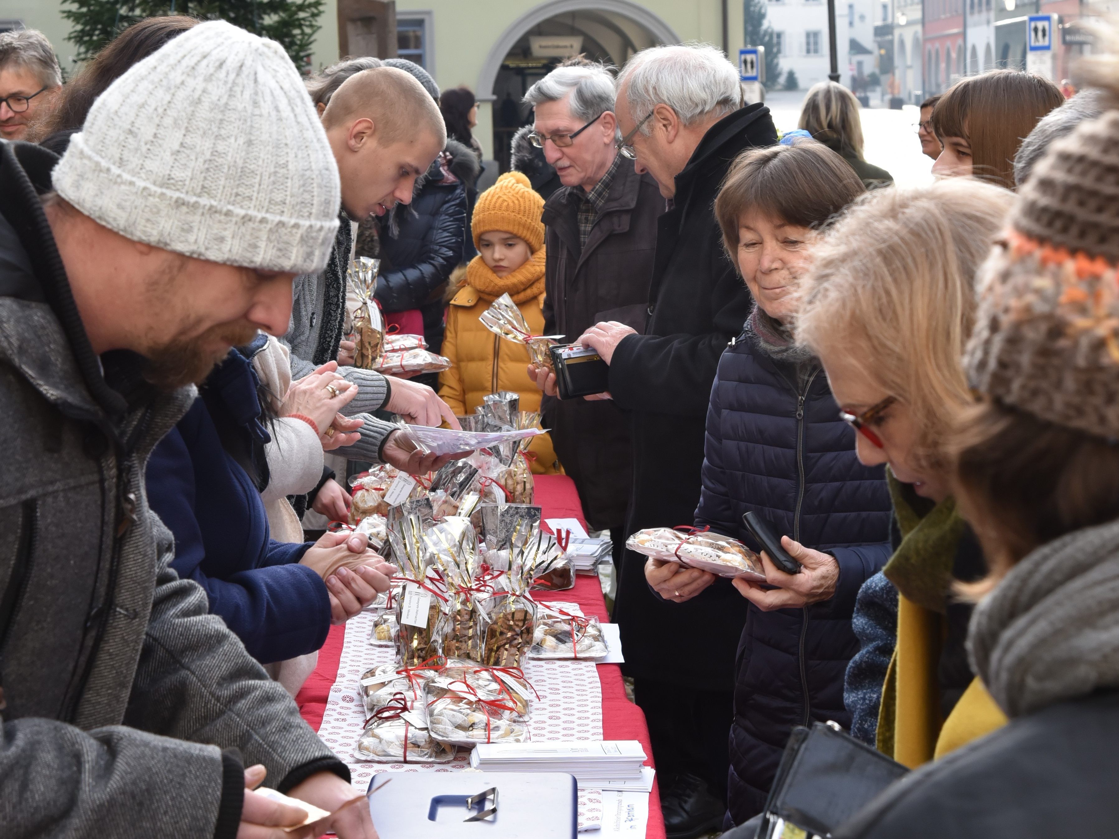 Gedränge beim Keksverkauf am Domplatz.