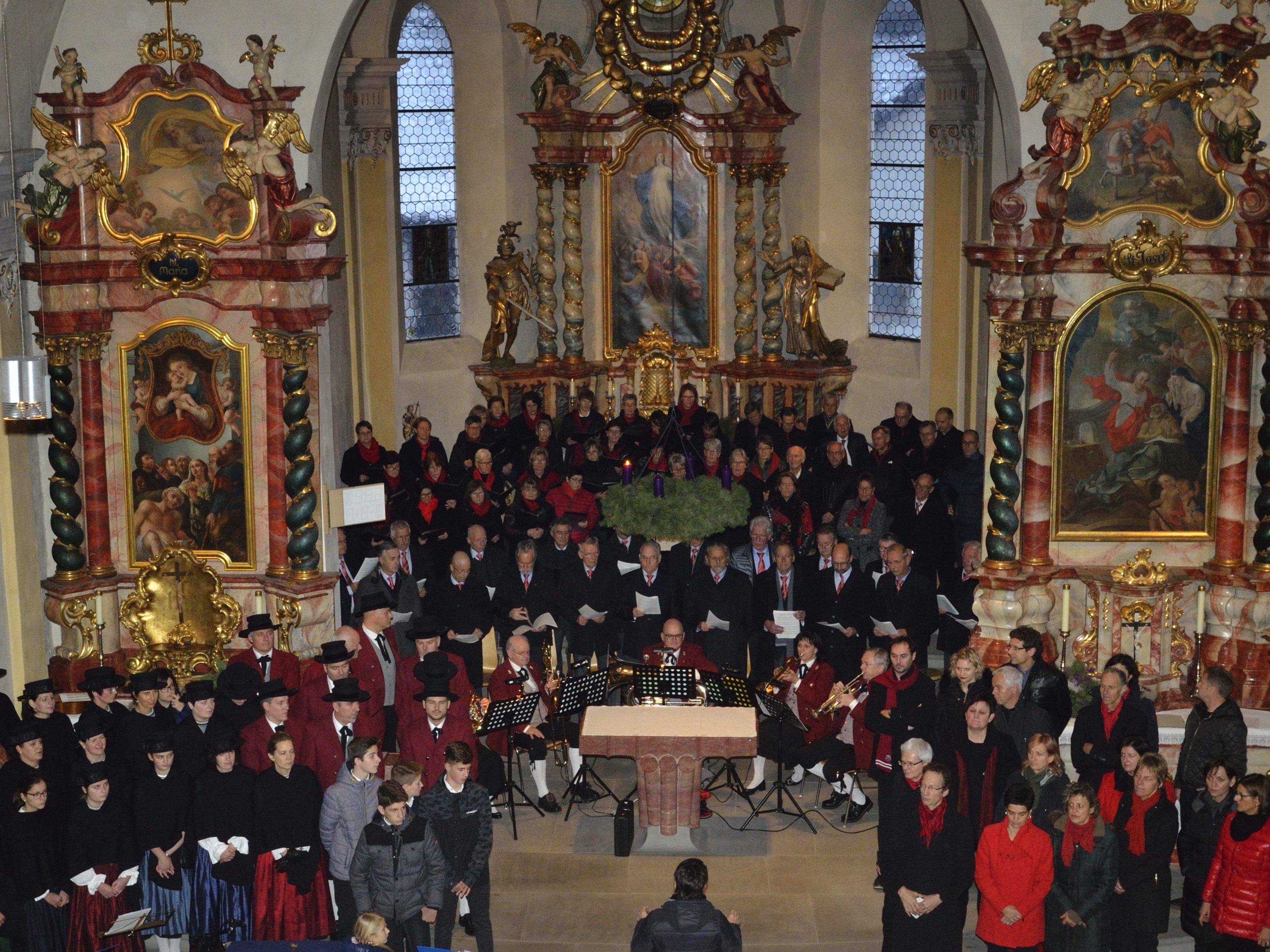 Eine besinnliche Stunde im Advent mit Nüziger Chören und der Harmoniemusik in der Pfarrkirche