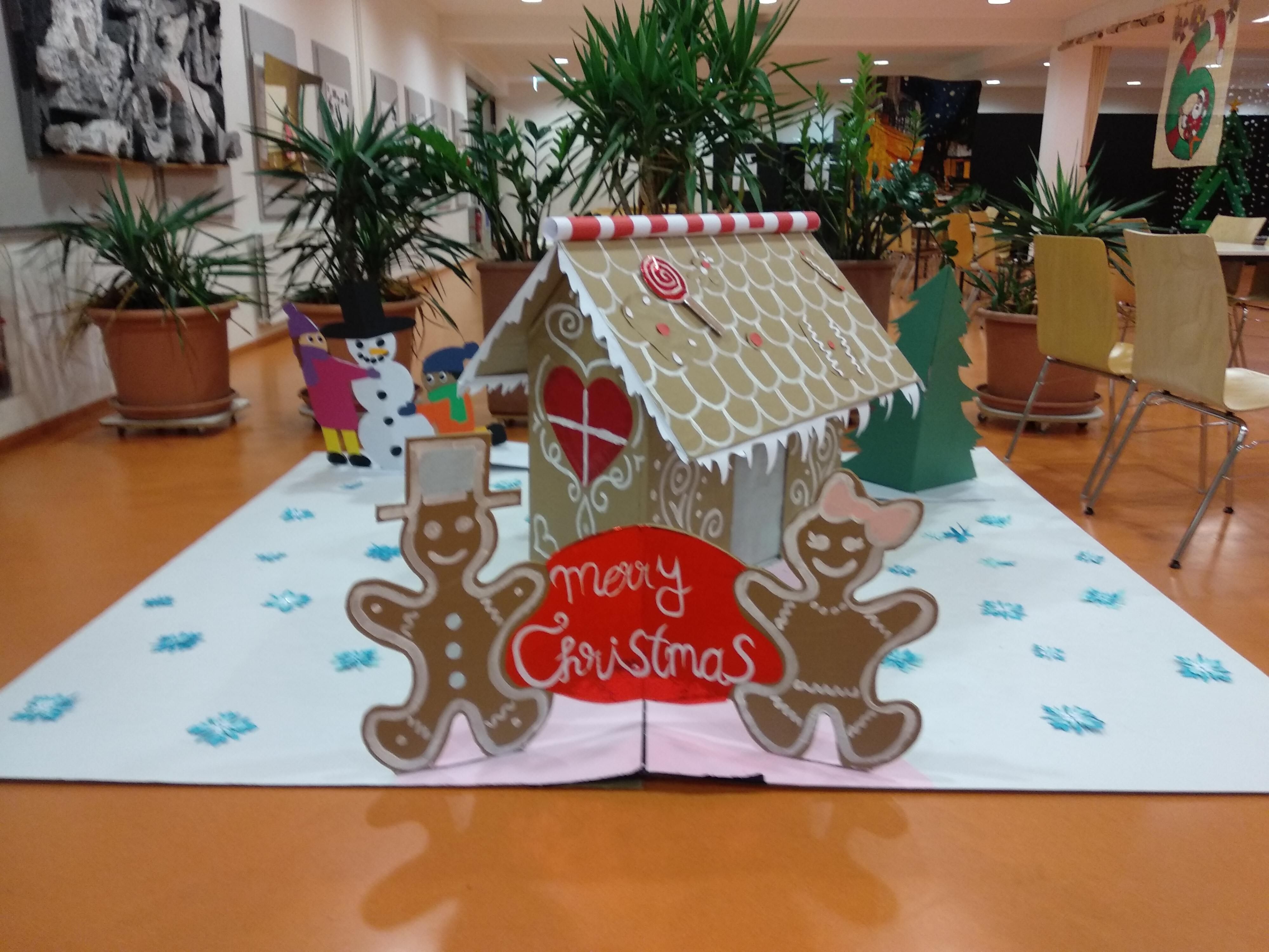 Weihnachtliche Pop-up-Karte in der Aula Weihnachtliche Pop-up-Karte in der Aula