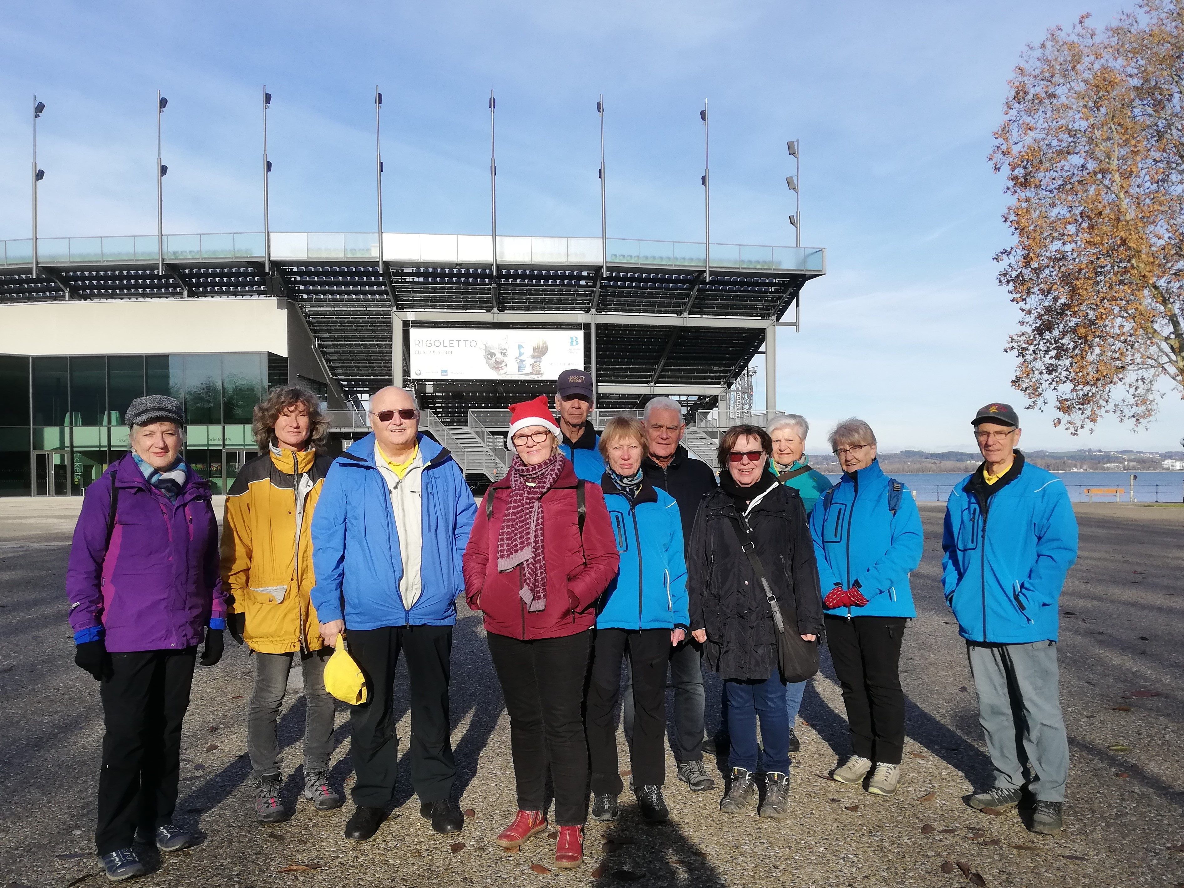 Die Wanderer vor dem Festspielhaus in Bregenz
