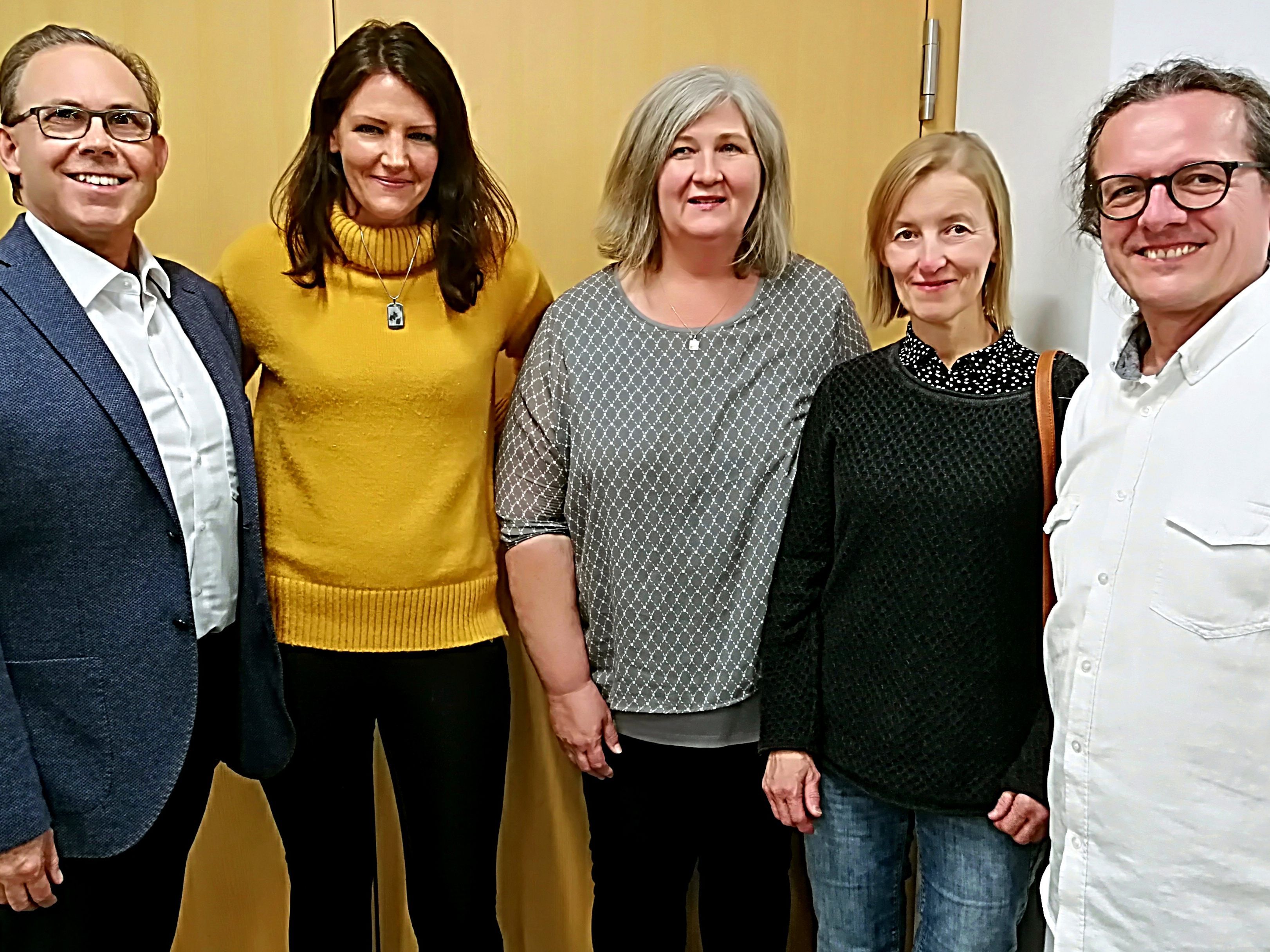 Bgm. Franz Martin (li.) mit Carina Pfanner – Fessler, Elke Sinz, Beate Ritter (Dorfladen - Team) und Moderator Karl – Heinz Marent.