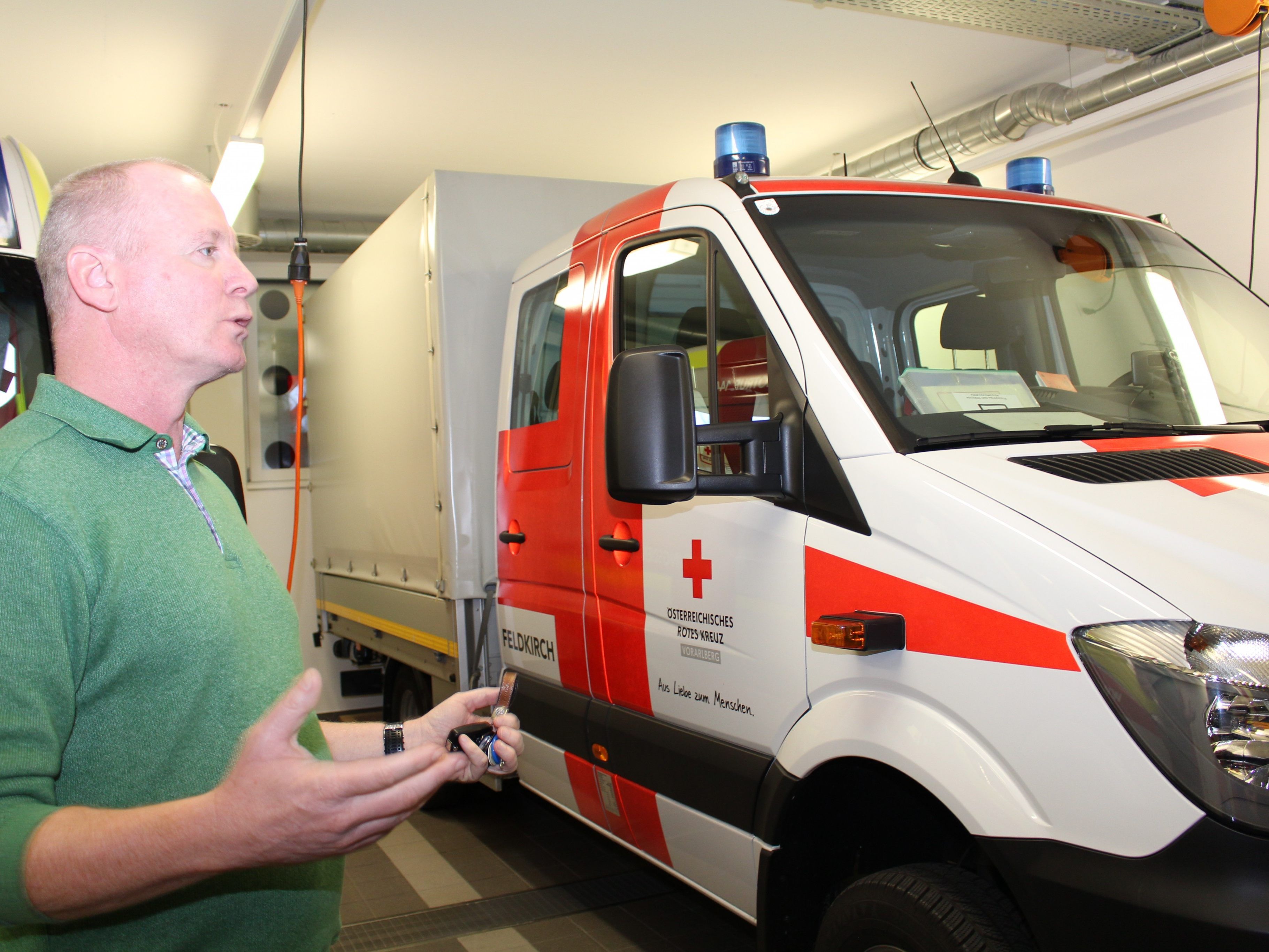 Gerhard Kräutler gewährte auch Einblick in die Rettungsfahrzeuge.