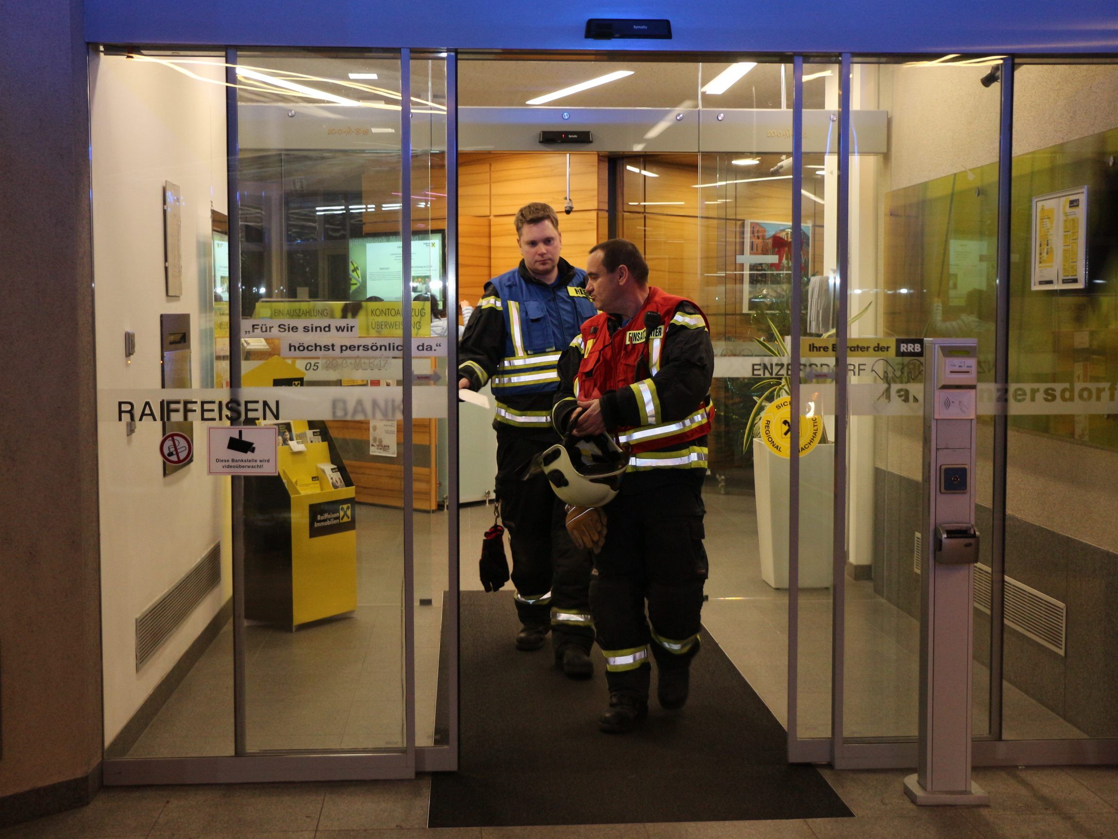 Die automatische Glastür ließ sich nicht öffnen.