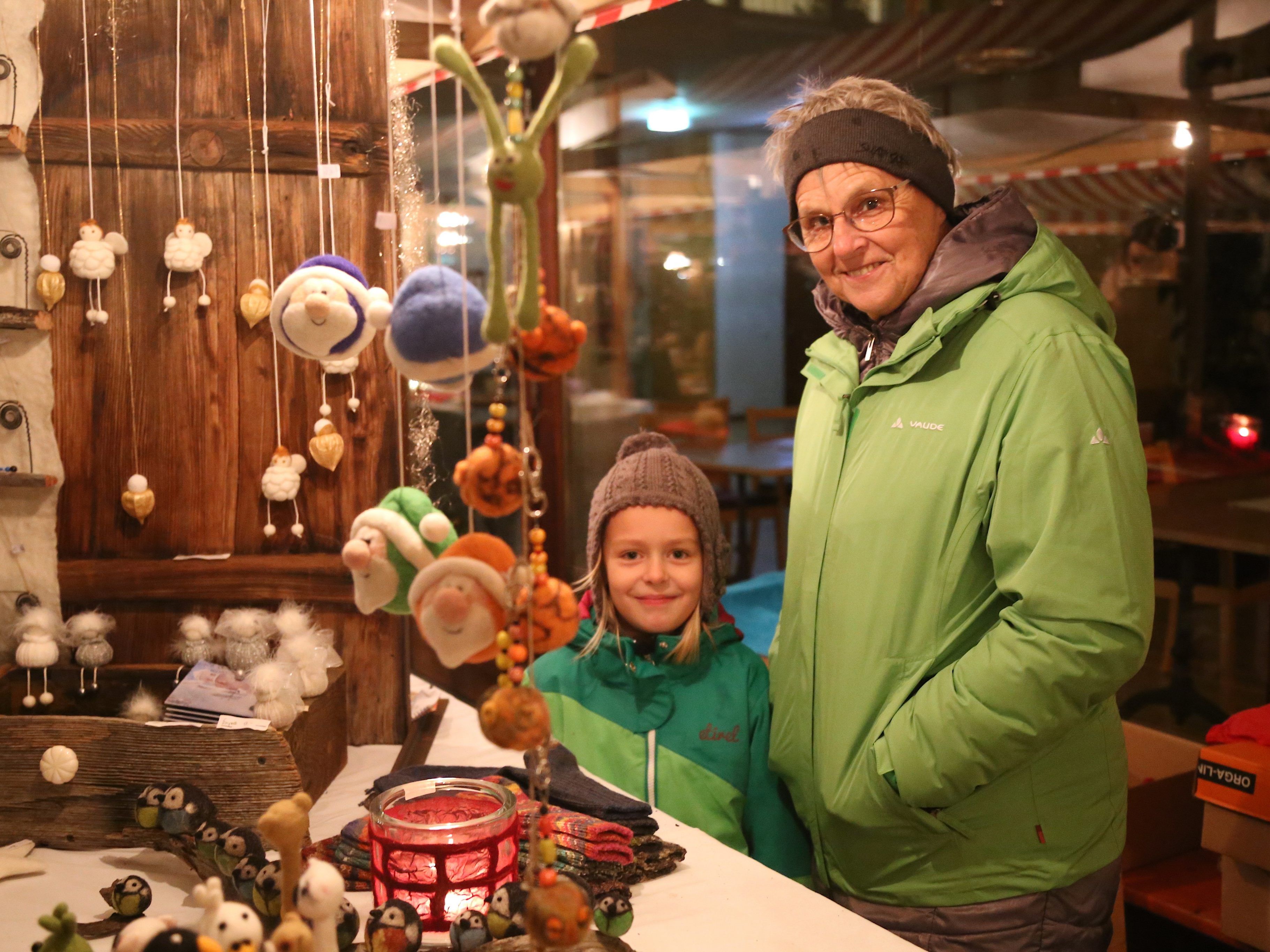 Lotte mit Renate beim Marktstand.