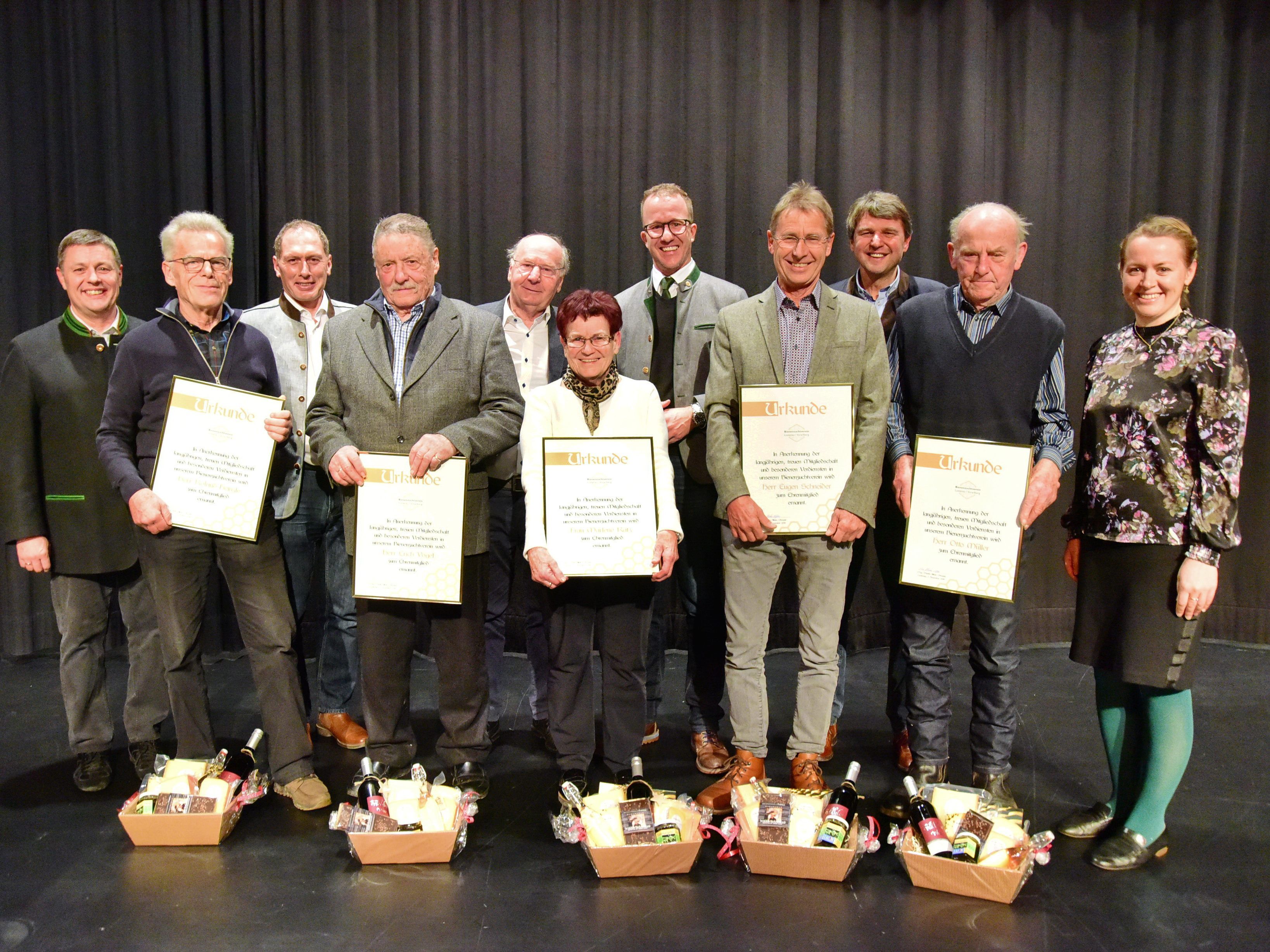 1. Reihe von links: Roland Heinzle, Erich Vogel, Marlene Ratz, Eugen Schneider, Otto Müller, Gemeinderätin Christine Bösch-Vetter, 2. Reihe von links: Obmann Martin Alfare, Landwirtschaftskammerpräsident Josef Moosbrugger, Imkerverbandspräsident Egon Gmeiner, Landesrat Christian Gantner, Bürgermeister Kurt Fischer 1. Reihe von links: Roland Heinzle, Erich Vogel, Marlene Ratz, Eugen Schneider, Otto Müller, Gemeinderätin Christine Bösch-Vetter, 2. Reihe von links: Obmann Martin Alfare, Landwirtschaftskammerpräsident Josef Moosbrugger, Imkerverbandspräsident Egon Gmeiner, Landesrat Christian Gantner, Bürgermeister Kurt Fischer