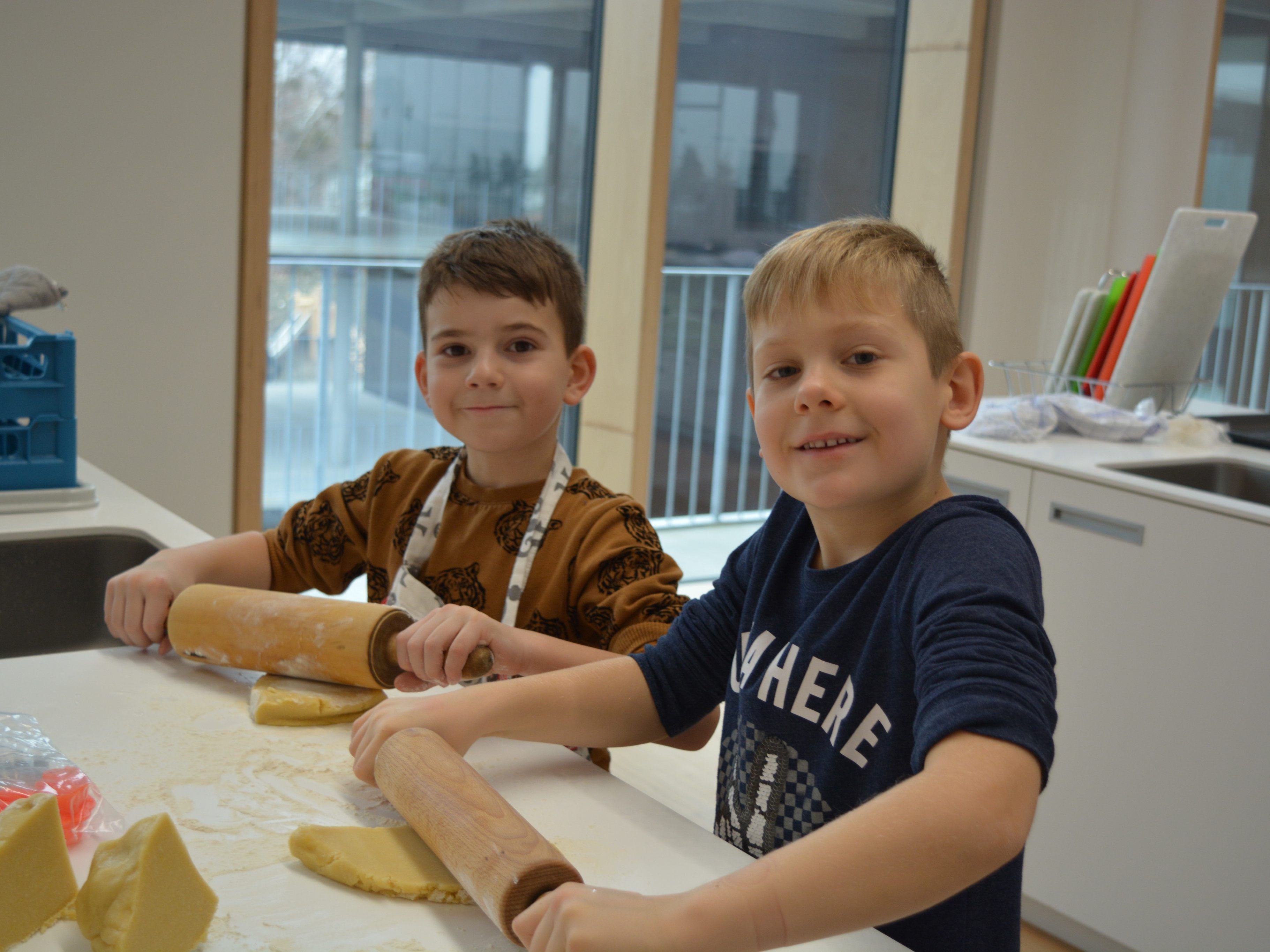 Constantin, 7 Jahre (re.i.Bild) und Rocco, 7 Jahre kennen sich beim Keksebacken aus und haben alles im Griff.