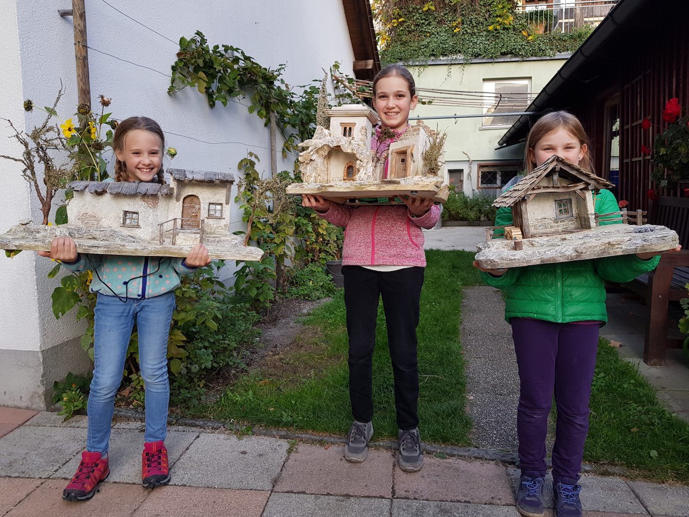 Heuer hielt  Krippenbaumeister Franz-Marco Sauer zum 2. Mal einen Krippenbaukurs für Kinder ab. Heuer hielt  Krippenbaumeister Franz-Marco Sauer zum 2. Mal einen Krippenbaukurs für Kinder ab.