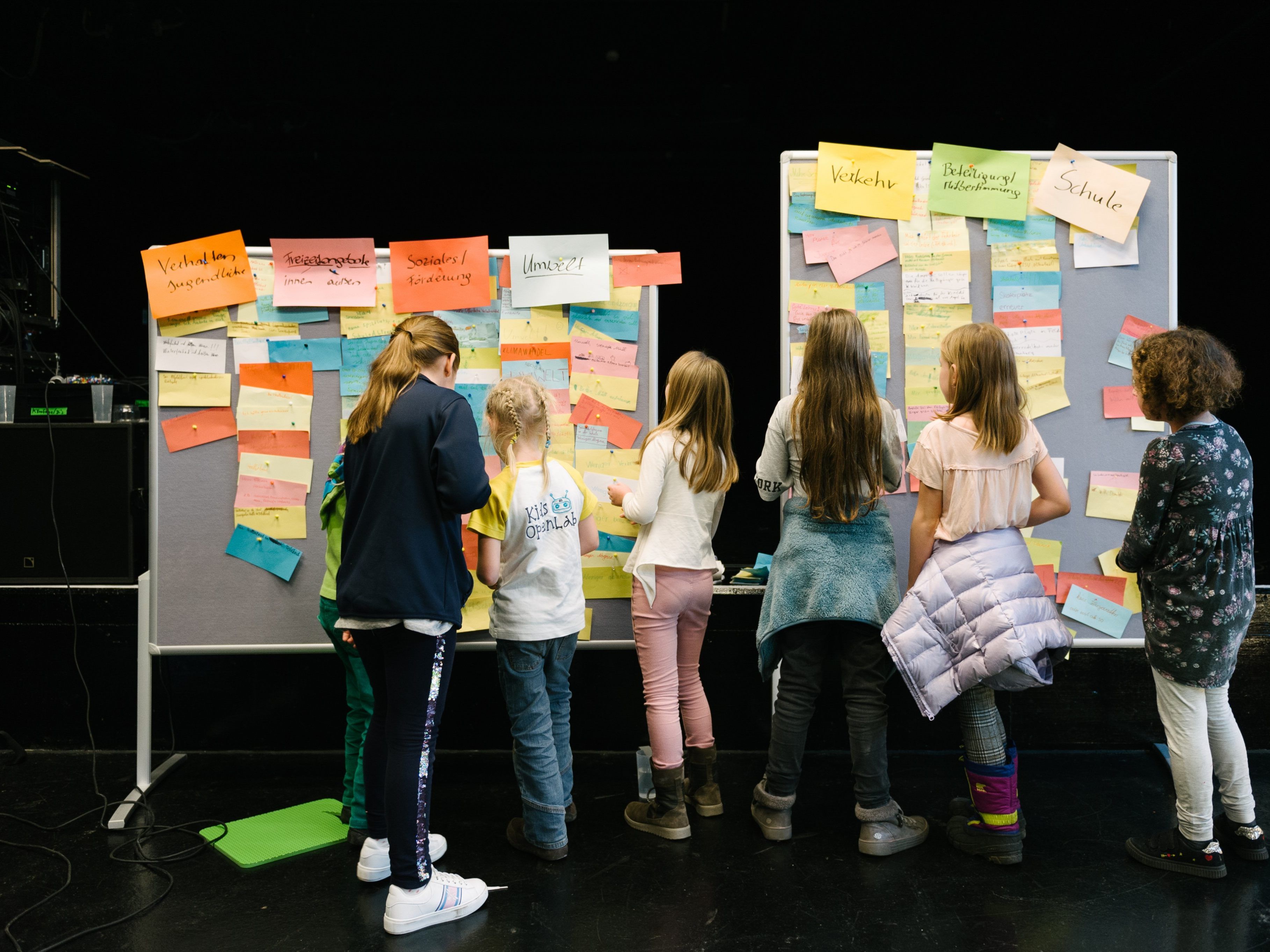 An Ideen hat es nicht gemangelt - die insgesamt 72 Kinder waren bei der ersten Planungssitzung der Kinderstadtvertretung mit großem Eifer dabei. An Ideen hat es nicht gemangelt - die insgesamt 72 Kinder waren bei der ersten Planungssitzung der Kinderstadtvertretung mit großem Eifer dabei.