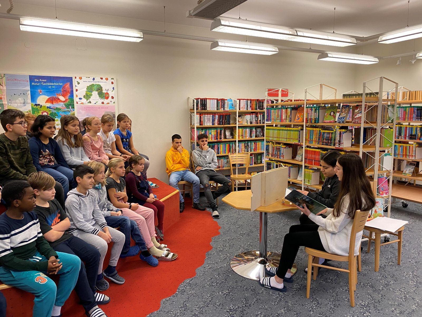 Im Rahmen eines Leseprojektes präsentierten einige Mittelschüler den Volksschülern das weihnachtliche Bilderbuch „Die vier Lichter des Hirten Simon“. Im Rahmen eines Leseprojektes präsentierten einige Mittelschüler den Volksschülern das weihnachtliche Bilderbuch „Die vier Lichter des Hirten Simon“.