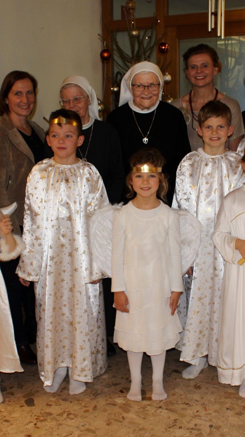 Groß war die Freude beim Führungskreis und allen Mitwirkenden über eine wiederum sehr stimmungsvoll gestaltete Weihnachtsfeier im Pflegeheim Jesuheim in Oberlochau.