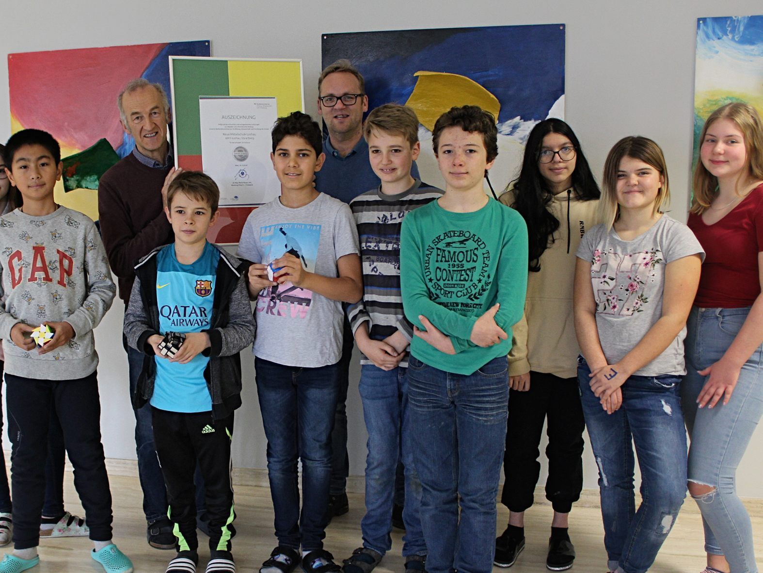 Zusammen mit Dir. Herbert Fetz und Alexander Zoppel als eLearning Beauftragter an der Mittelschule Lochau freuten sich die Schüler der Wahlfächer „Coding und Programmieren“ sowie „Medienkompetenz“ über das Zertifikat „eEducation Austria EXPERT.SCHULE“ vom BM für Bildung, Wissenschaft und Forschung. Zusammen mit Dir. Herbert Fetz und Alexander Zoppel als eLearning Beauftragter an der Mittelschule Lochau freuten sich die Schüler der Wahlfächer „Coding und Programmieren“ sowie „Medienkompetenz“ über das Zertifikat „eEducation Austria EXPERT.SCHULE“ vom BM für Bildung, Wissenschaft und Forschung.