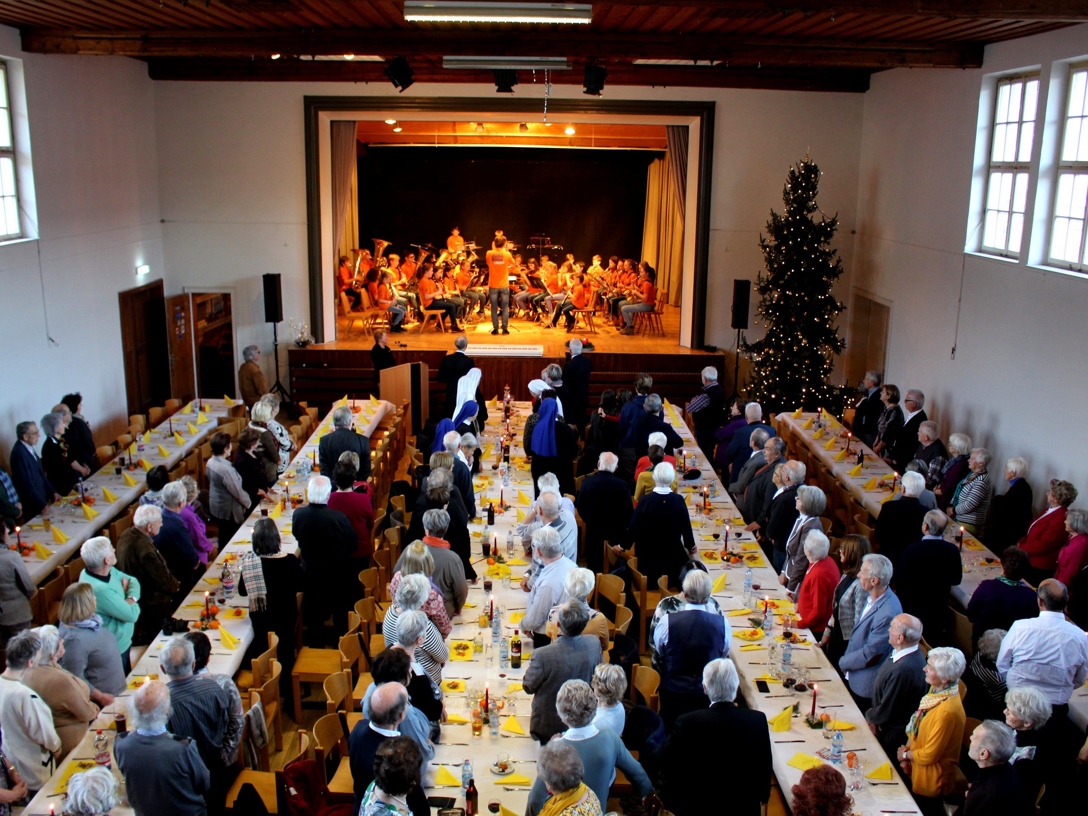 Das gemeinsam gesungene „Stille Nacht, heilige Nacht“ vor einem strahlenden Christbaum war der besonders Höhepunkt einer sehr stimmungsvollen Adventfeier der Gemeinde Lochau für ihre Senioren. Das gemeinsam gesungene „Stille Nacht, heilige Nacht“ vor einem strahlenden Christbaum war der besonders Höhepunkt einer sehr stimmungsvollen Adventfeier der Gemeinde Lochau für ihre Senioren.