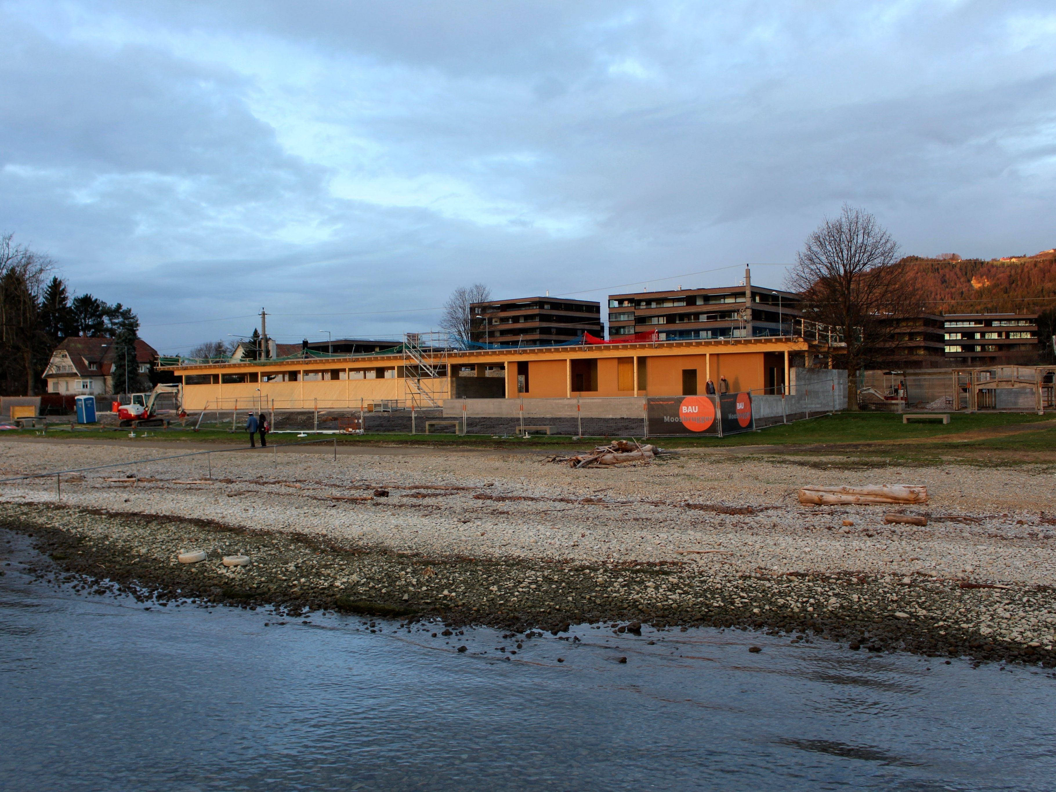 Das neu geplante Lochauer Strandbad konnte noch vor dem Wintereinbruch plangemäß unter Dach gebracht werden. Die Gebäudestruktur samt den einzelnen Räumlichkeiten ist für die aufmerksamen Baustellenbeobachter gut erkennbar.