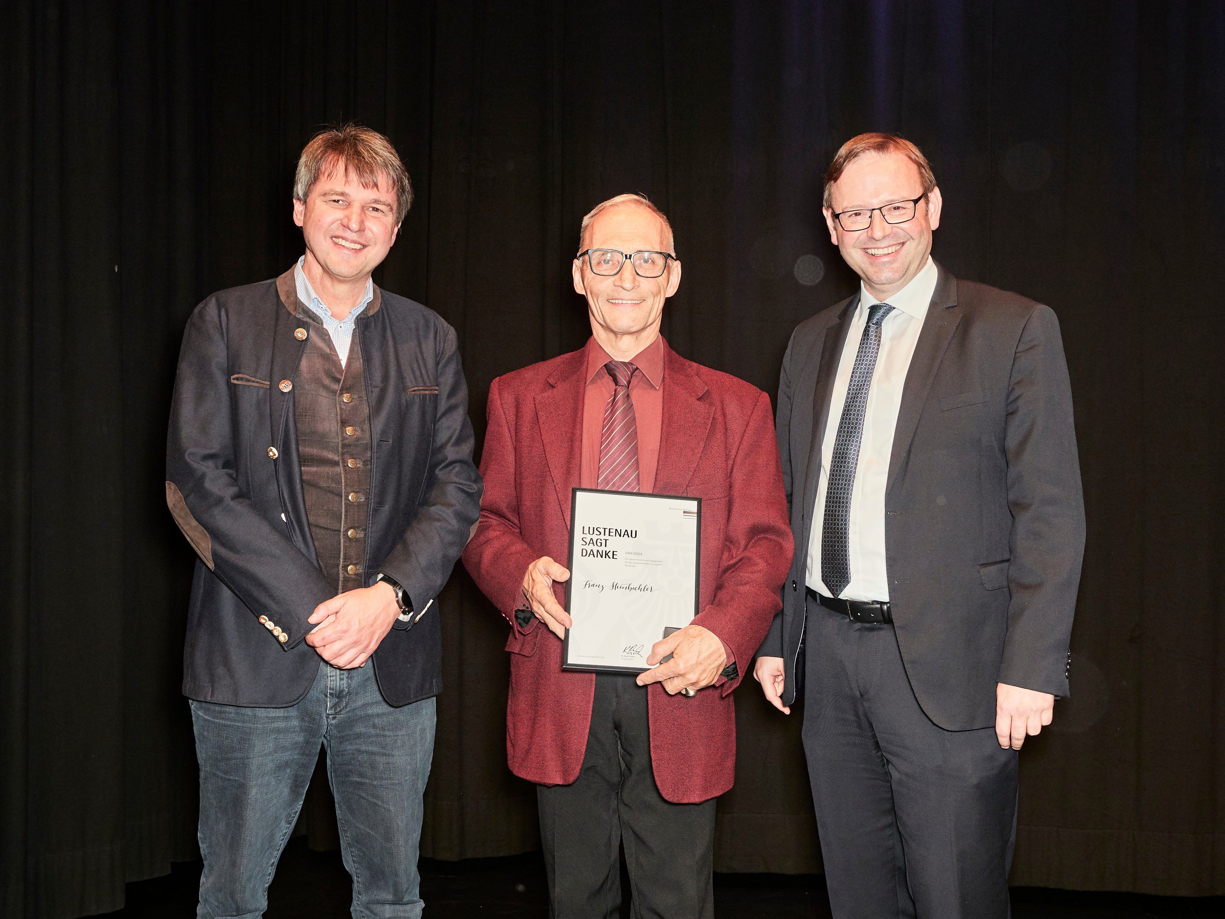 Franz Steinbichler (Mitte) bei der Übergabe des Vereinsehrenzeichens in Gold. Franz Steinbichler (Mitte) bei der Übergabe des Vereinsehrenzeichens in Gold.