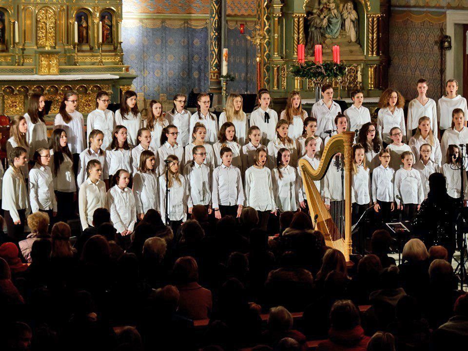 Auf dem Programm stehen weihnachtliche Lieder, volkstümliche Weisen und Chorwerke aus aller Welt. Auf dem Programm stehen weihnachtliche Lieder, volkstümliche Weisen und Chorwerke aus aller Welt.