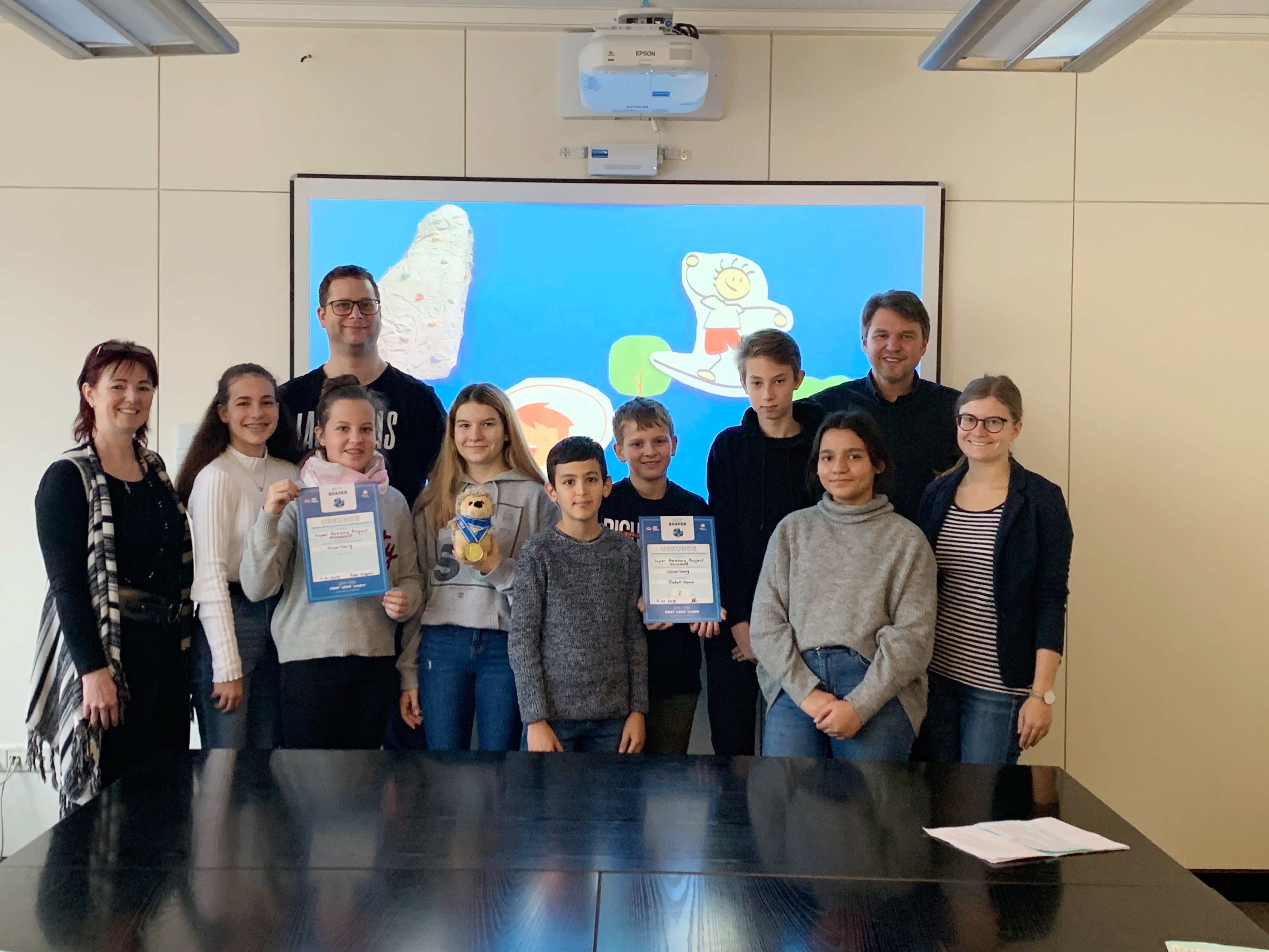 Das „Super Amazing Projekt Kirchdorf Team“ der Mittelschule Kirchdorf präsentierte seine Ideen für den neuen Schulhof im Rathaus. Das „Super Amazing Projekt Kirchdorf Team“ der Mittelschule Kirchdorf präsentierte seine Ideen für den neuen Schulhof im Rathaus.
