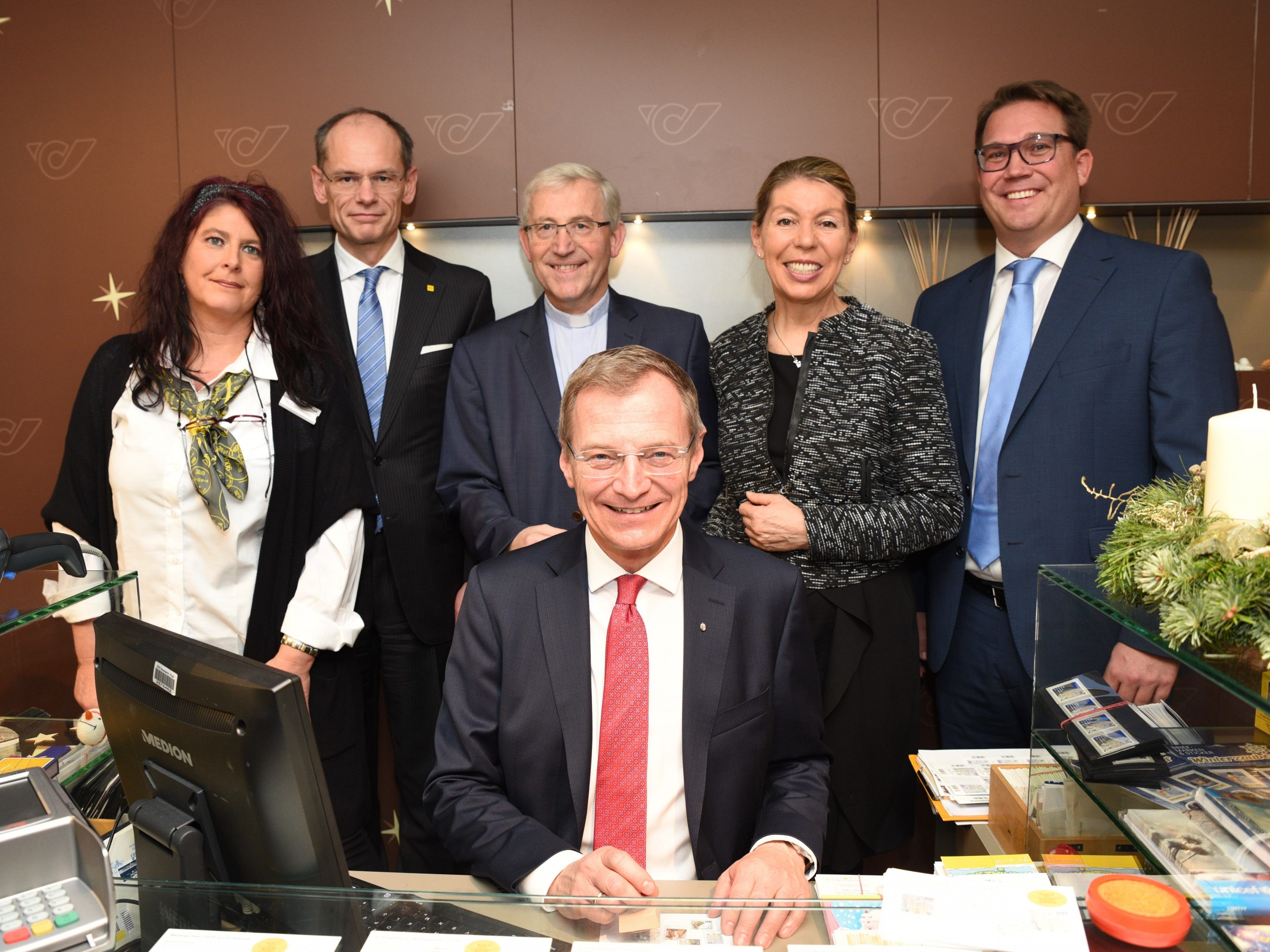 Michaela Pölz, Mitarbeiterin Postamt Christkindl, Walter Oblin, Generaldirektor-Stellvertreter Österreichische Post AG, Johann Hintermaier, Bischofsvikar, Thomas Stelzer, Landeshauptmann Oberösterreich, Franziska Honsowitz-Friessnigg, Österreichische Botschafterin und Stefan Nemeth, Leitung Produktmanagement Österreichische Post AG