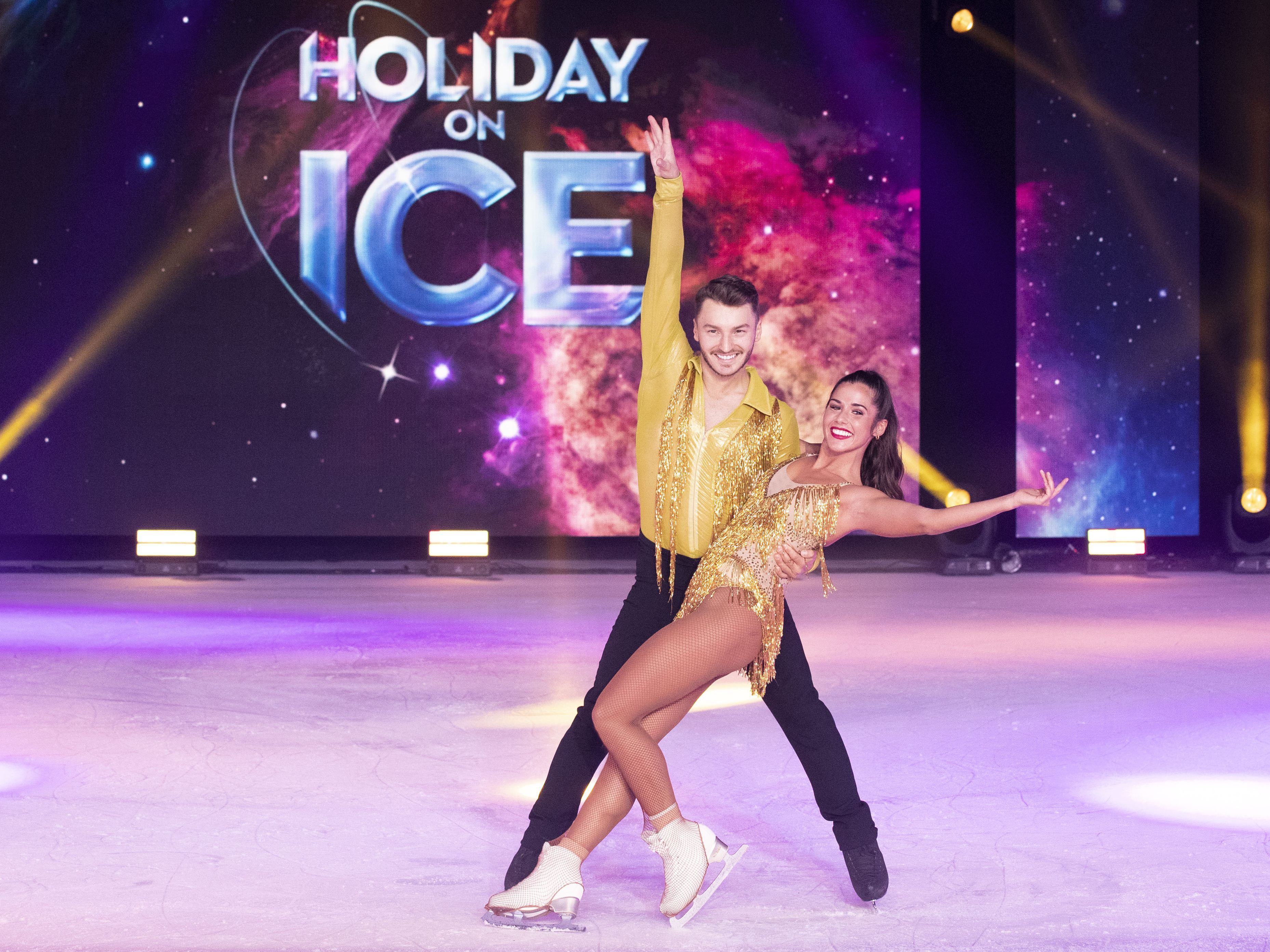 Sarah Lombardi und Joti Polizoakis treten bei "Holiday on Ice" in Wien auf.