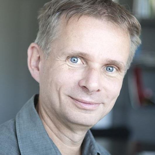 Dr. Roland Alton-Scheidl bei den FuckUp Nights Vorarlberg.