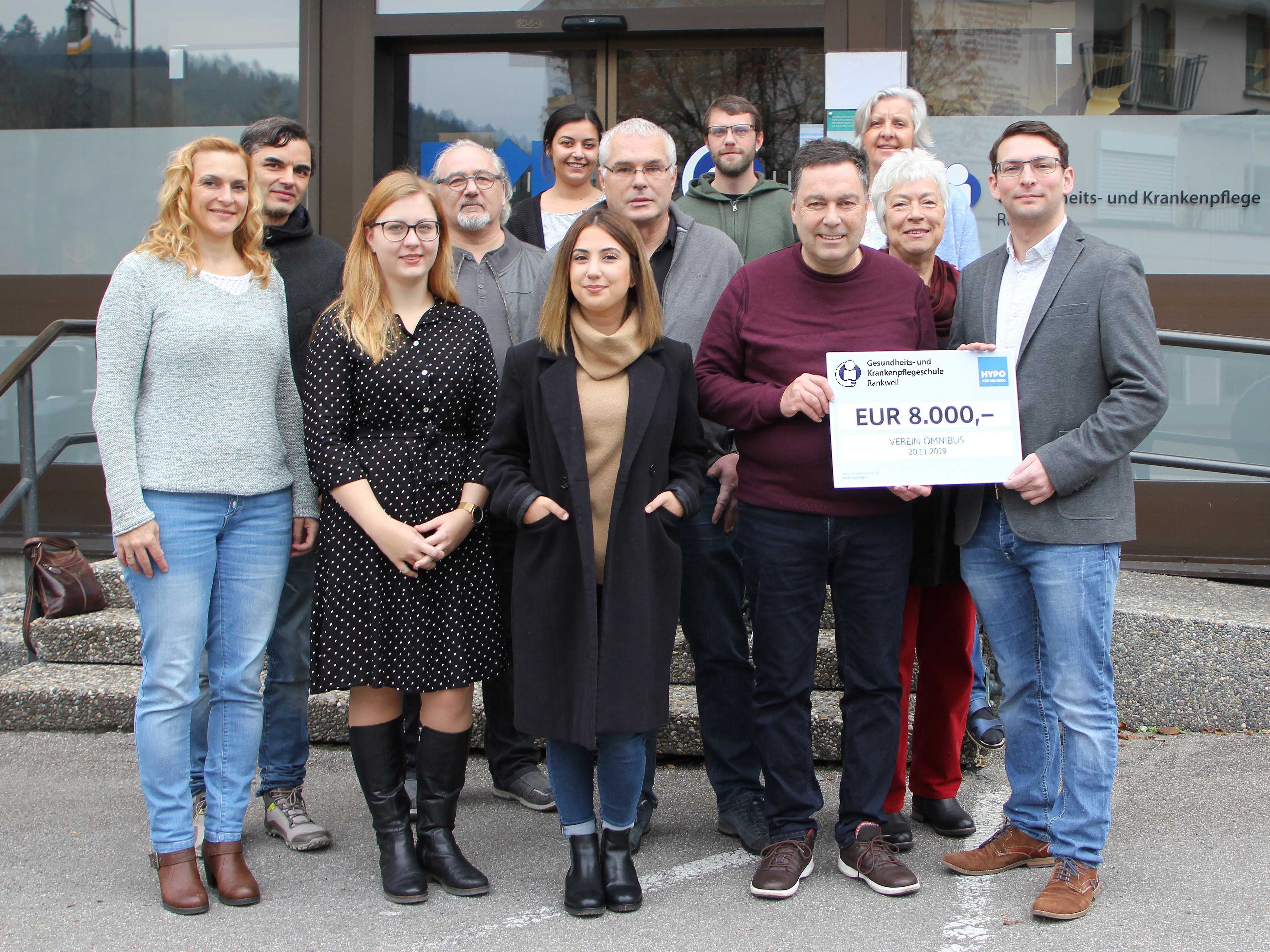 David Yilmaz, Annemarie Jost, Dudu Kalin übergeben mit großer Freude einen Scheck im Wert von 8.000,- Euro an den Verein Omnibus. David Yilmaz, Annemarie Jost, Dudu Kalin übergeben mit großer Freude einen Scheck im Wert von 8.000,- Euro an den Verein Omnibus.