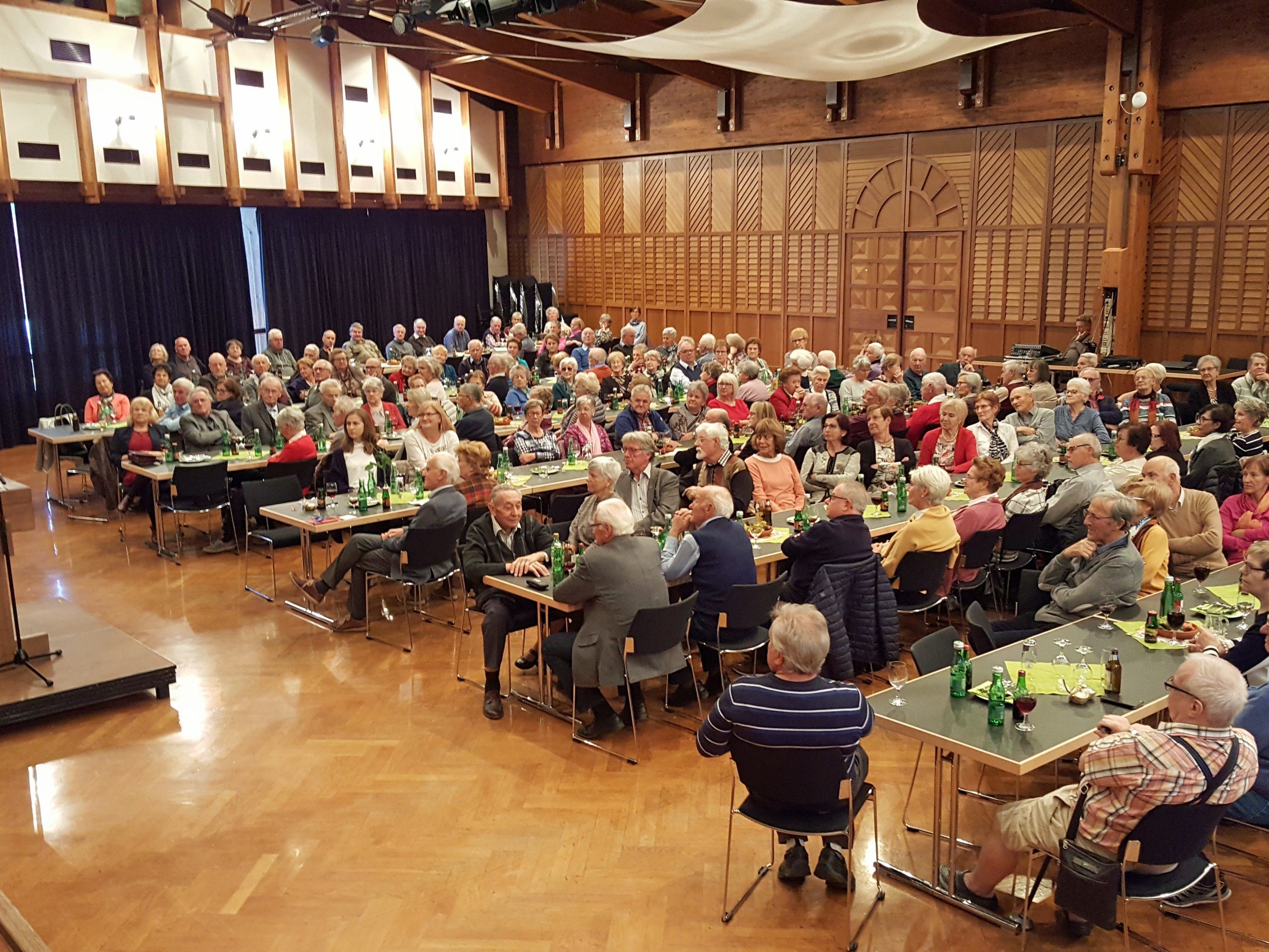 Bgm. Elmar Rhomberg gratuliert zur erfolgreichen Vereinsarbeit Bgm. Elmar Rhomberg gratuliert zur erfolgreichen Vereinsarbeit