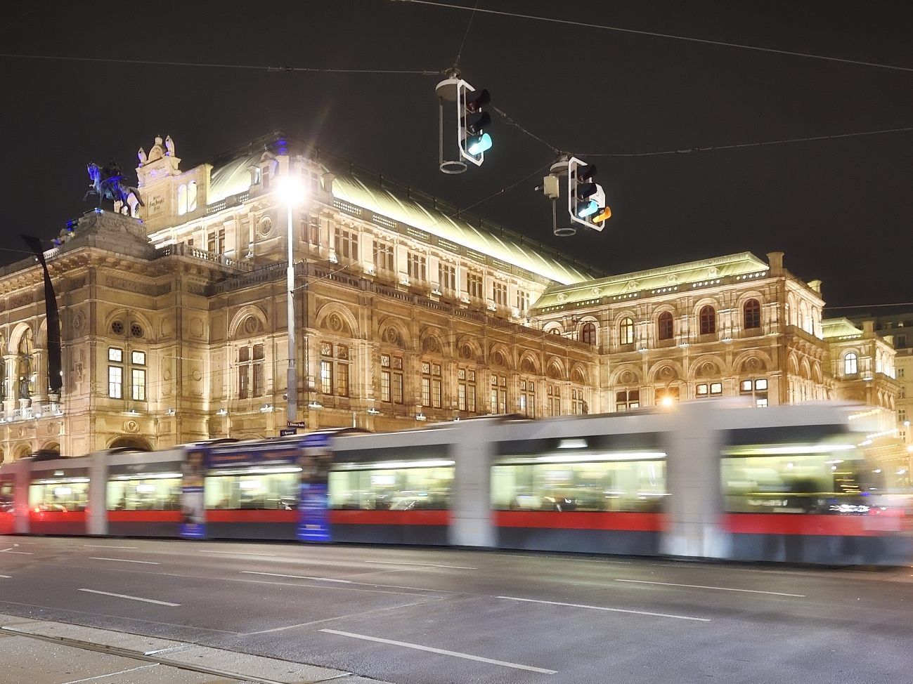 Wer in Wien so richtig Silvester feiern will, sollte das Auto stehen lassen - die Öffis fahren durch
