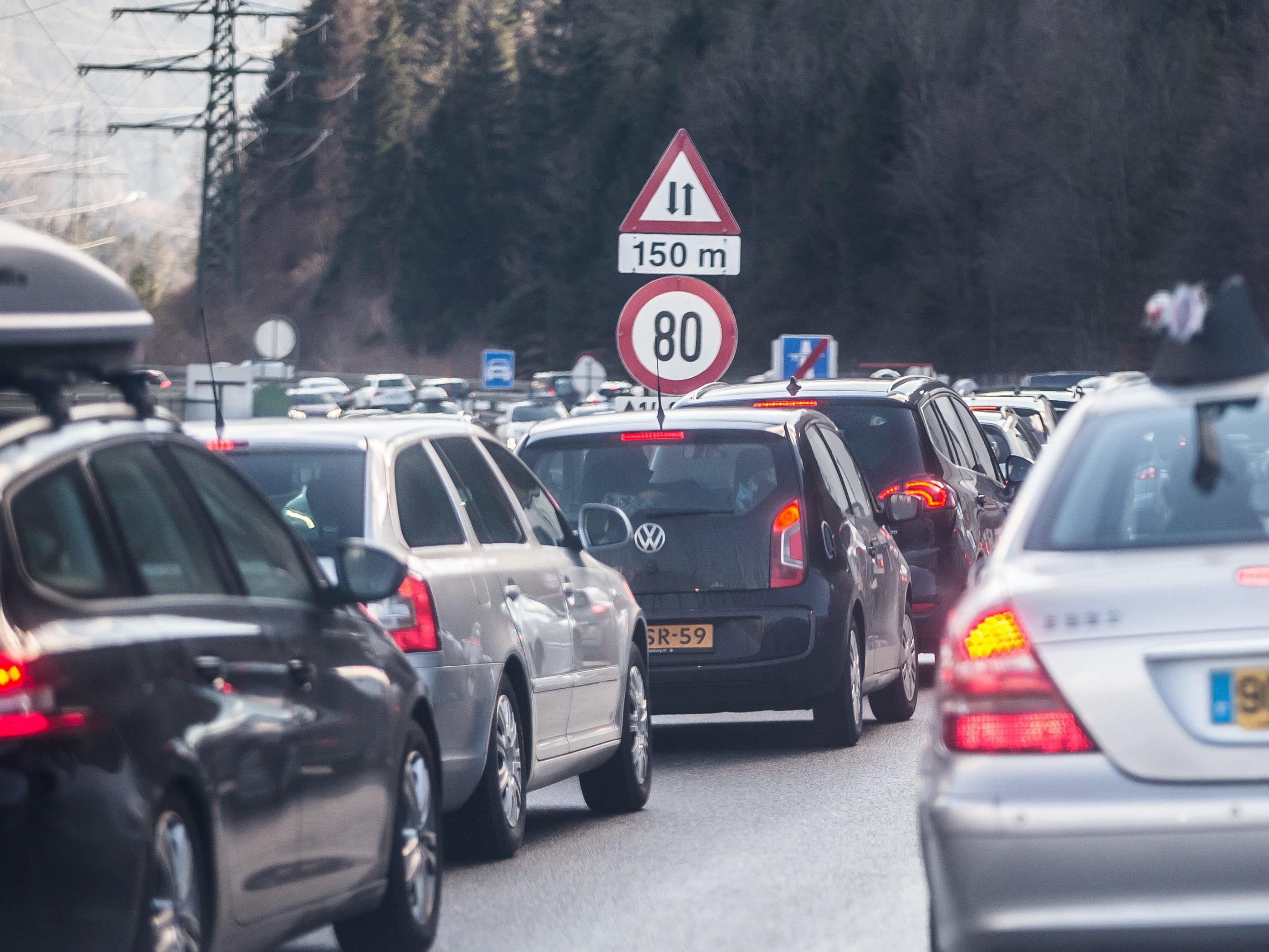 Stau in die Skigebiete am Sonntag Morgen.