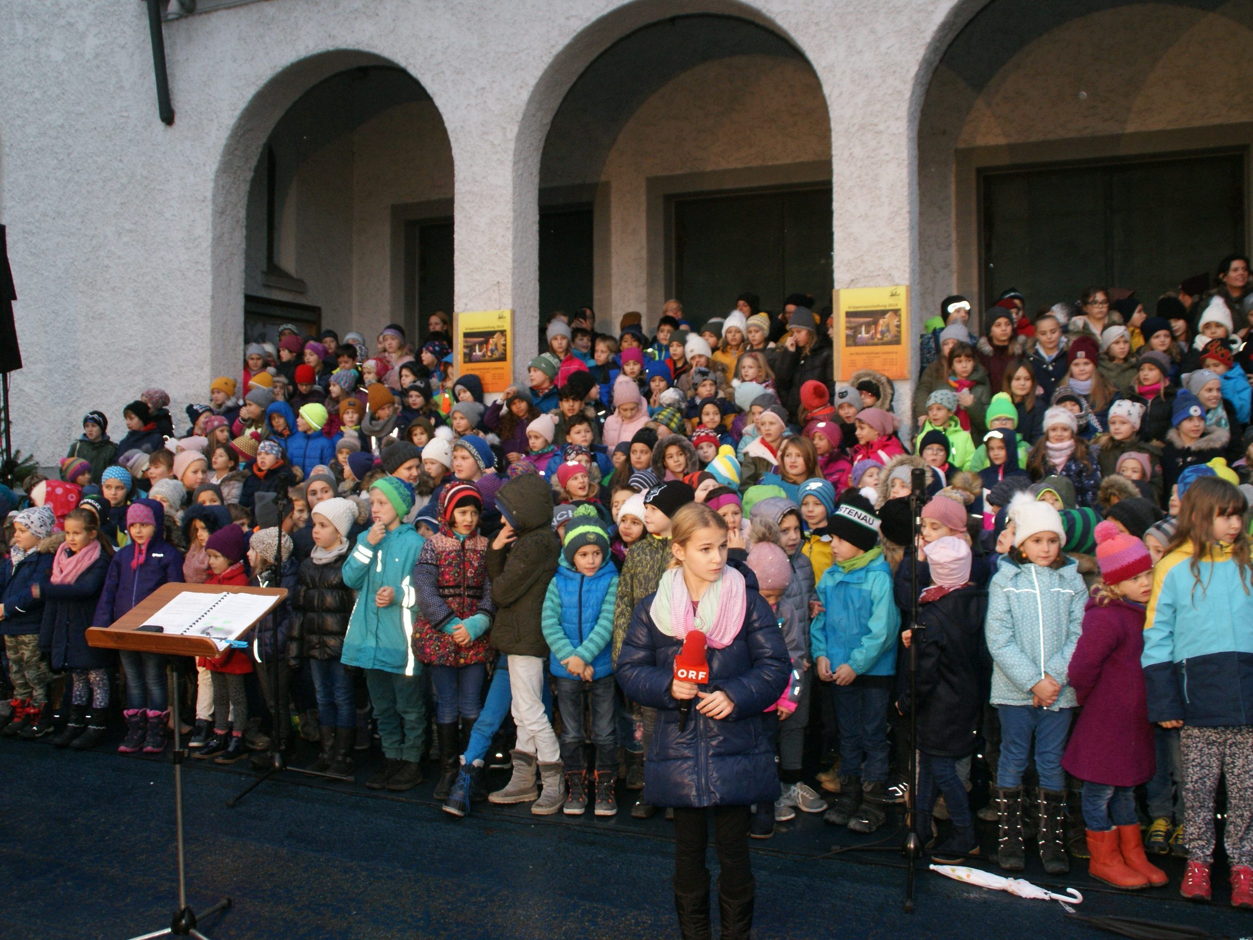 Die Volksschulkinder sangen am Kirchplatz