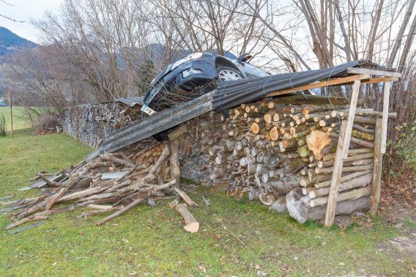 Vorarlberg: Pkw landet in Satteins im Holzstapel