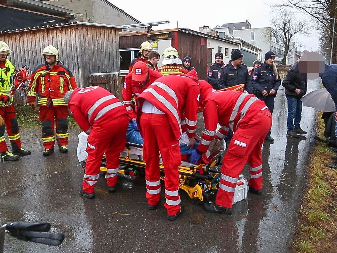 Der Mann musste von der Feuerwehr gerettet werden.