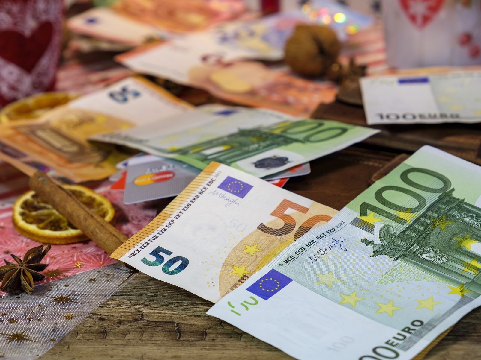 Heuer lagen insgesamt 836 Millionen Euro in Form von Bargeld unterm Christbaum. Heuer lagen insgesamt 836 Millionen Euro in Form von Bargeld unterm Christbaum.