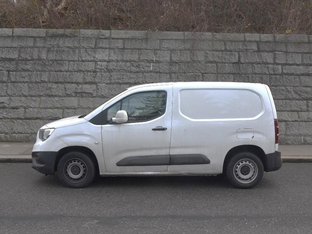 Vor dieses Auto warf sich der mutmaßliche Räuber, der die Frau überfallen haben soll.