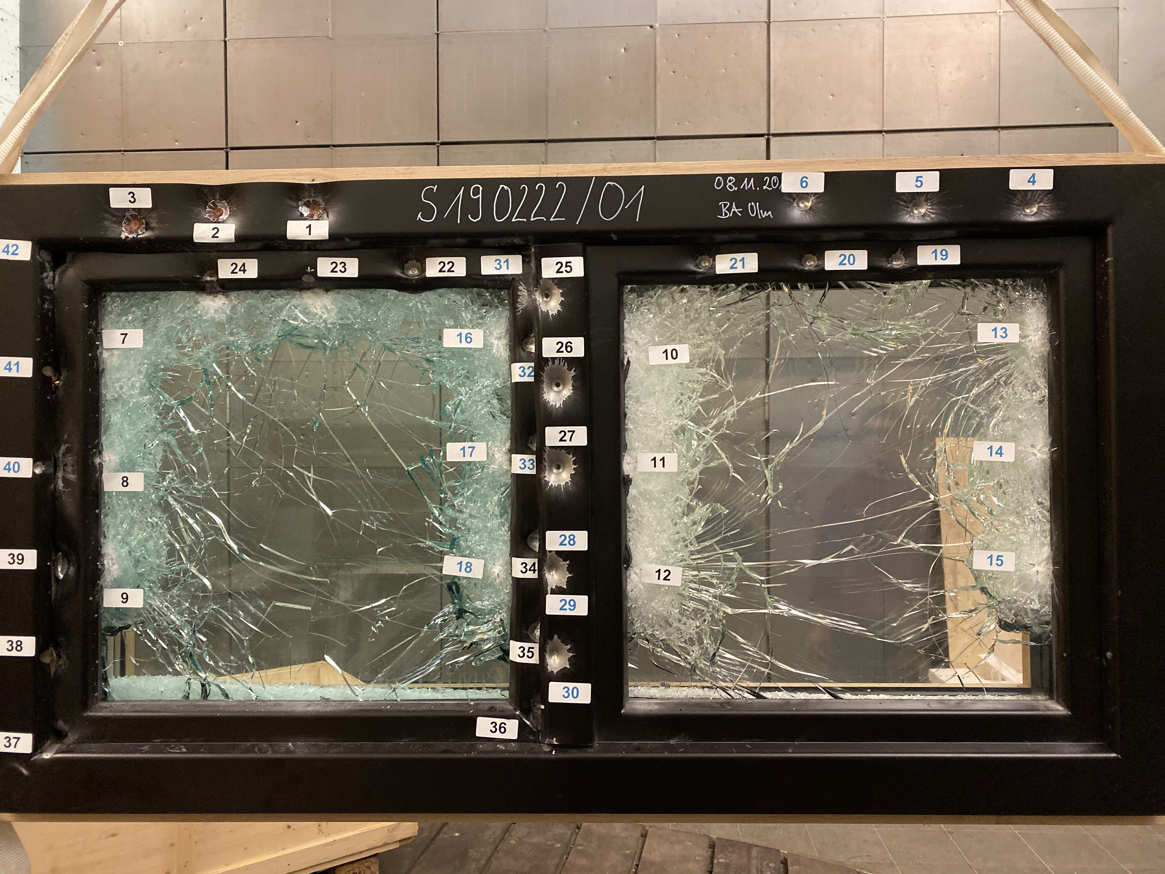 Insgesamt 42 Schüsse mit 357er- bzw. 44er-Magnum-Munition feuerte das Beschussamt Ulm auf das durchschusshemmende Holz-Alu-Fenster von i+R Fensterbau ab. Insgesamt 42 Schüsse mit 357er- bzw. 44er-Magnum-Munition feuerte das Beschussamt Ulm auf das durchschusshemmende Holz-Alu-Fenster von i+R Fensterbau ab.