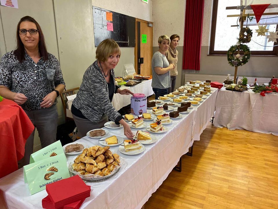 Die Freyo Froua präsentierten wieder ein umfangreiches Sortiment an Leckereien und schönen Handarbeiten beim Klosomarkt.