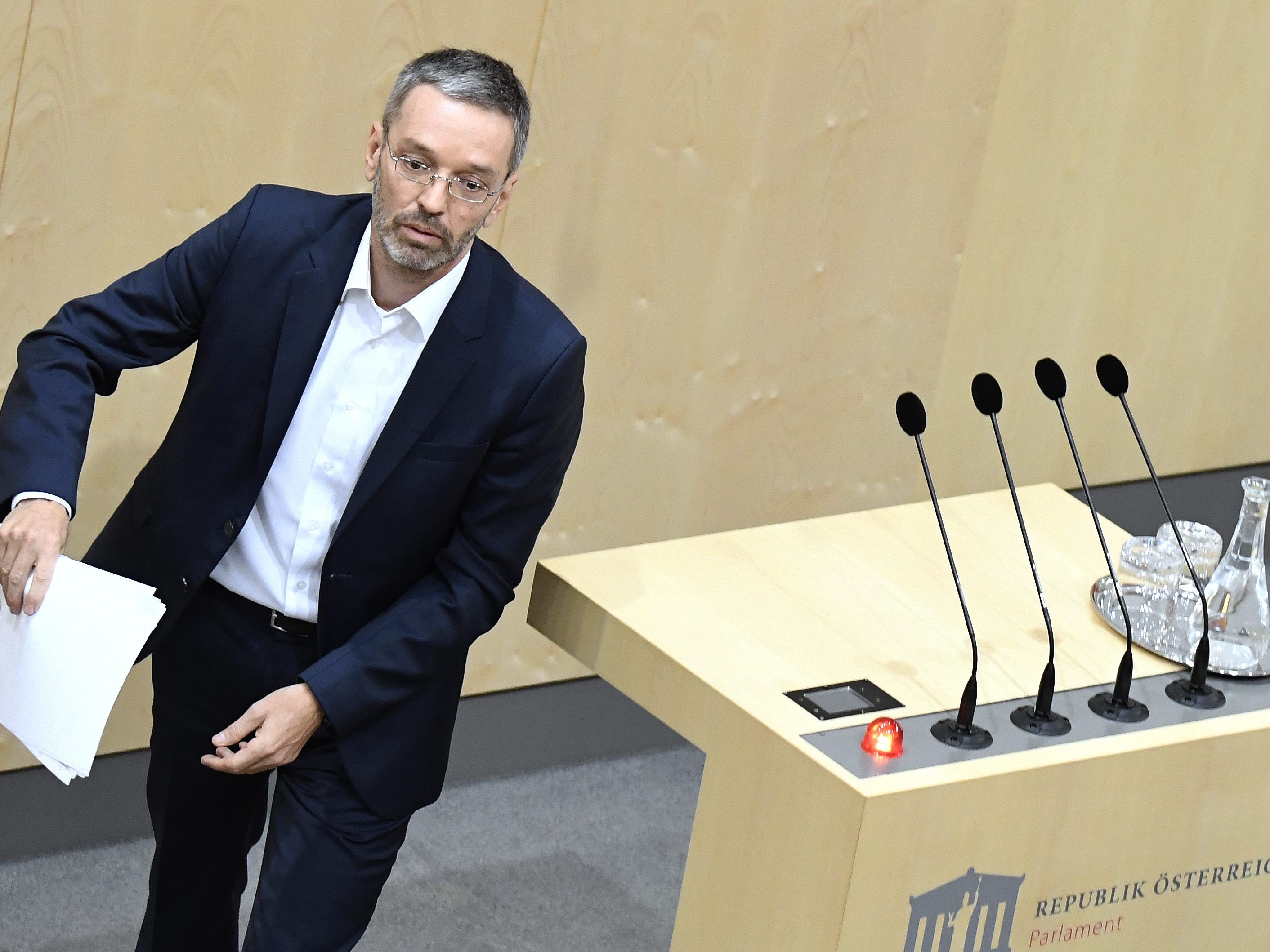 Kickl wirft Peschorn vor, gleich bei drei Antworten säumig zu sein. Kickl wirft Peschorn vor, gleich bei drei Antworten säumig zu sein.