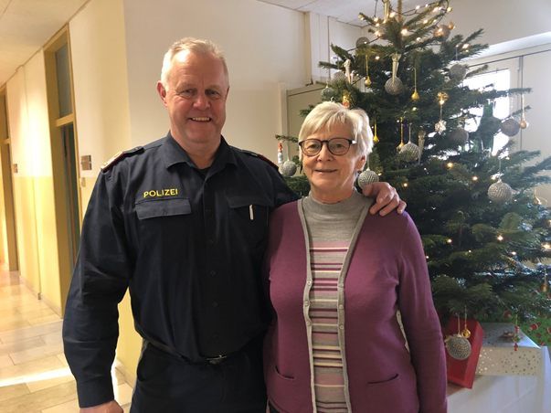 Andreas Zach mit der geretteten 72-jährigen Gertrude F. Andreas Zach mit der geretteten 72-jährigen Gertrude F.