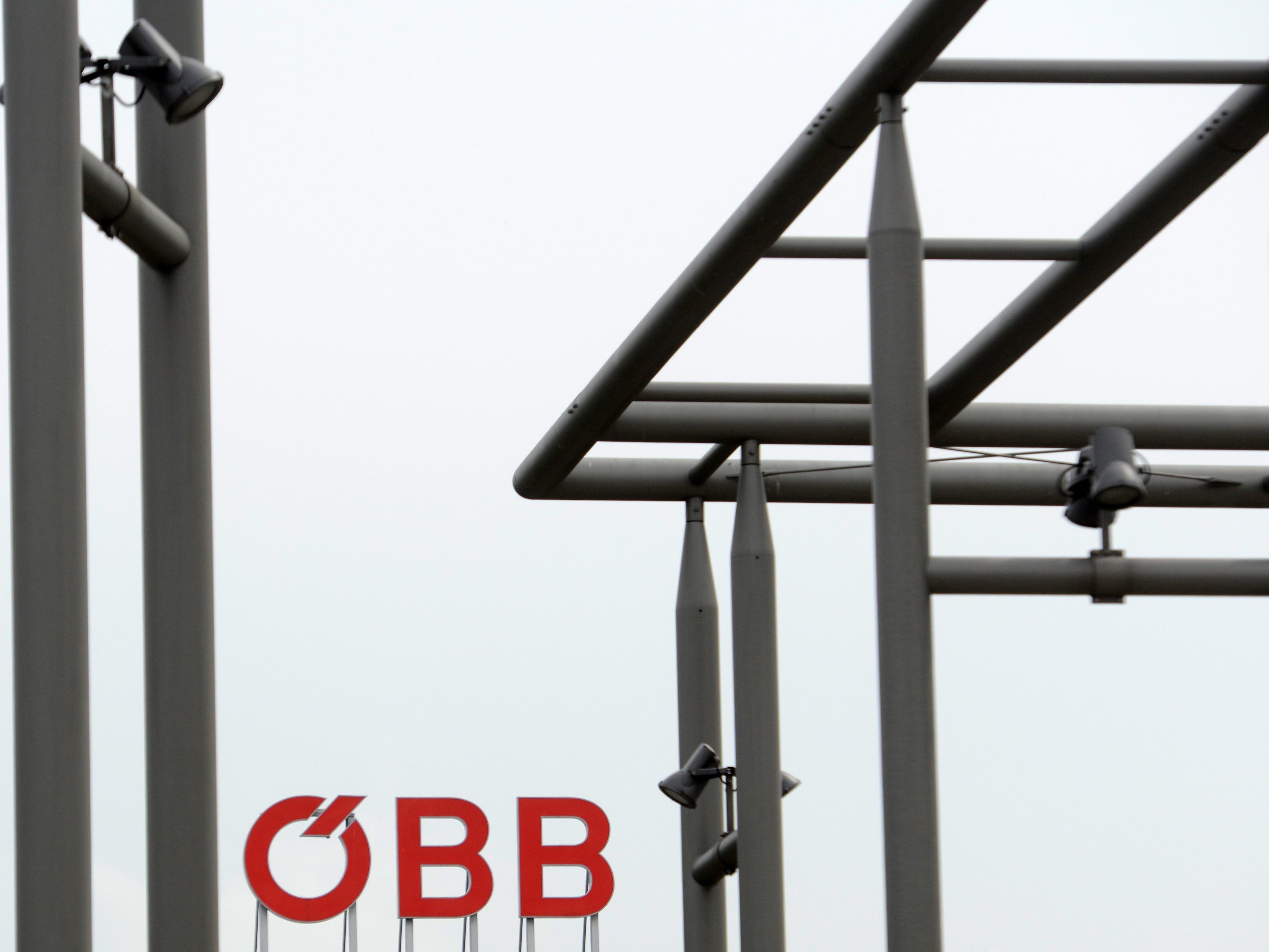 Die Lkw-Flotte der ÖBB wird mit Abbiegeassistenten ausgestattet. Die Lkw-Flotte der ÖBB wird mit Abbiegeassistenten ausgestattet.