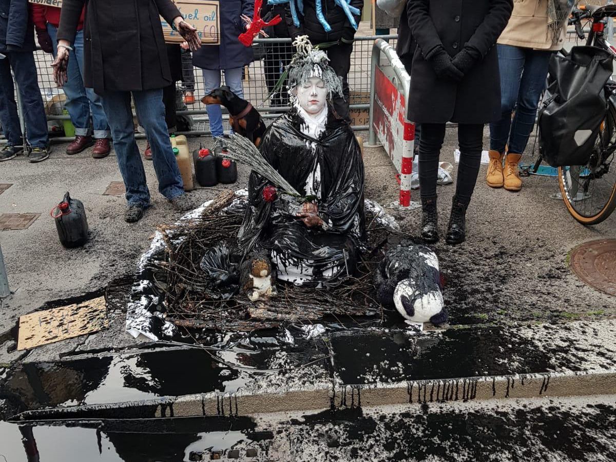 Der Protest vor der OPEC-Zentrale soll an die durch die Ölindustrie umgekommenen Tiere erinnern. Der Protest vor der OPEC-Zentrale soll an die durch die Ölindustrie umgekommenen Tiere erinnern.