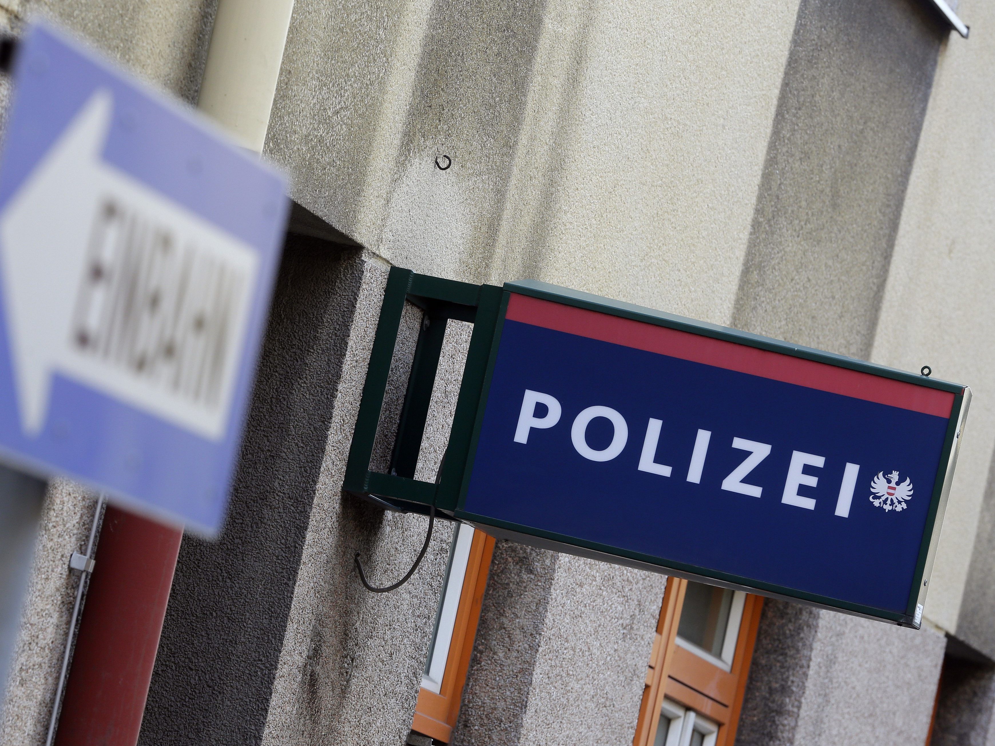 Die beiden Mädhcen wurden von Verwandten zur Polizei gebracht. Die beiden Mädhcen wurden von Verwandten zur Polizei gebracht.
