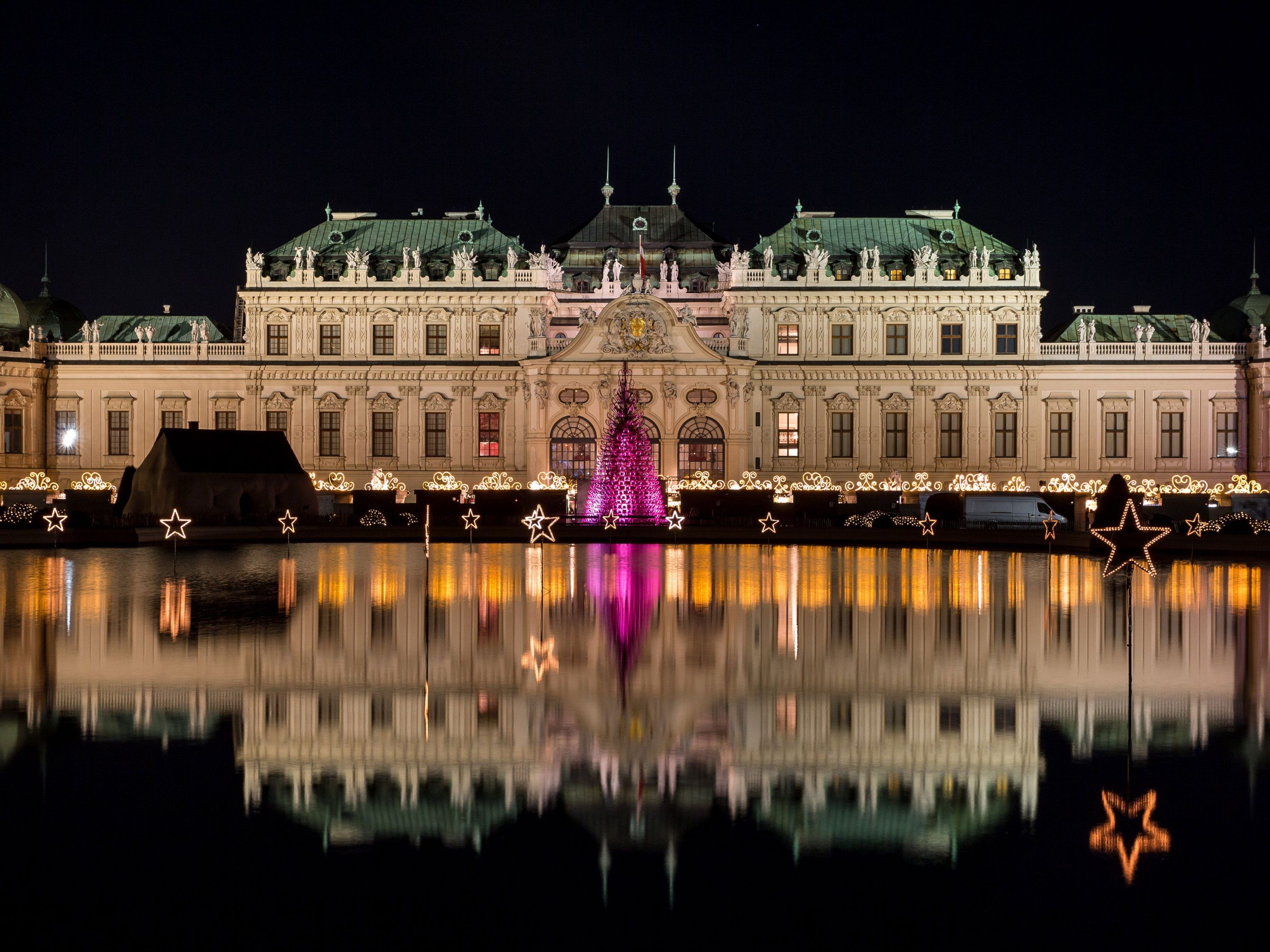 In der Mitte: Kunstinstallation Schlitten-Christbaum am Weihnachtsdorf Schloss Belvedere In der Mitte: Kunstinstallation Schlitten-Christbaum am Weihnachtsdorf Schloss Belvedere