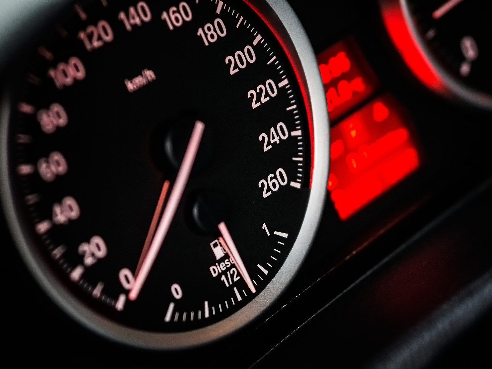 Dem Raser wurde an Ort und Stelle der Führerschein abgenommen. Dem Raser wurde an Ort und Stelle der Führerschein abgenommen.