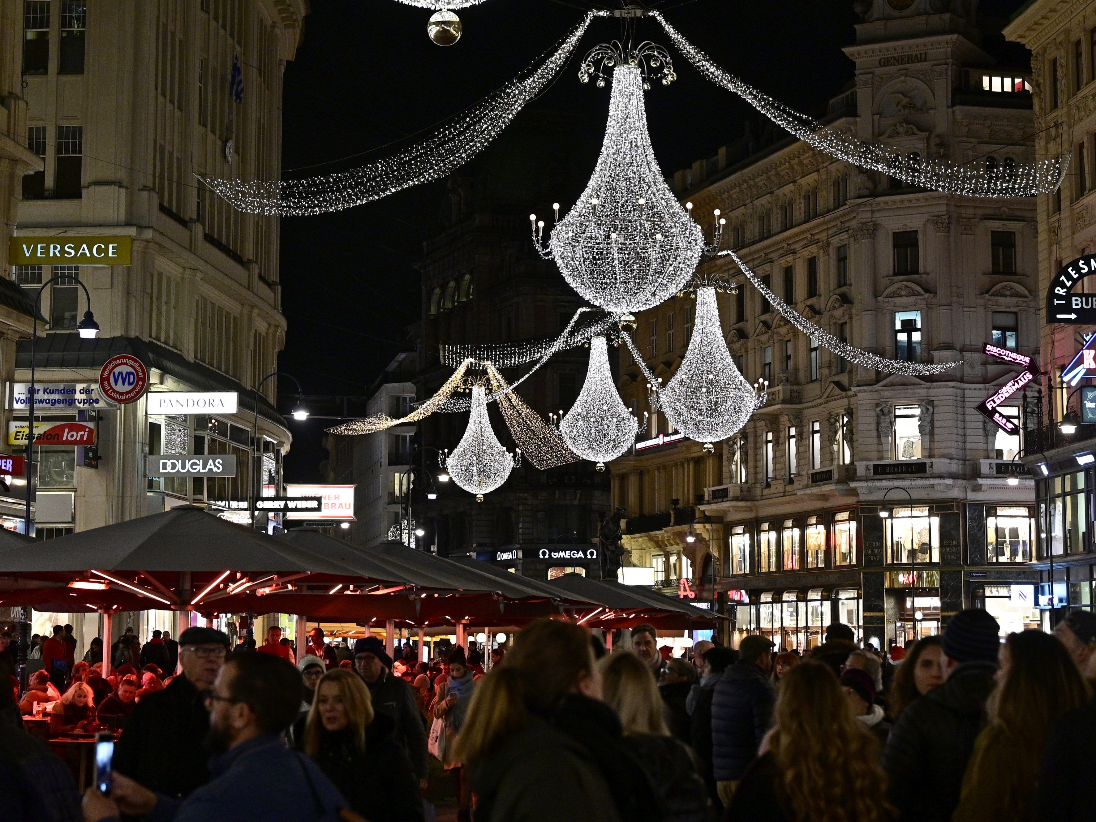 Rund um Weihnachten erscheint die Wiener Innenstadt in ganz besonderem Glanz. Rund um Weihnachten erscheint die Wiener Innenstadt in ganz besonderem Glanz.