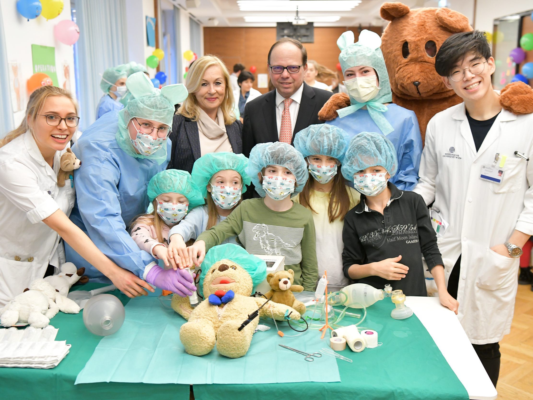 Den Teddys geht es den Umständen entsprechend gut. Den Teddys geht es den Umständen entsprechend gut.