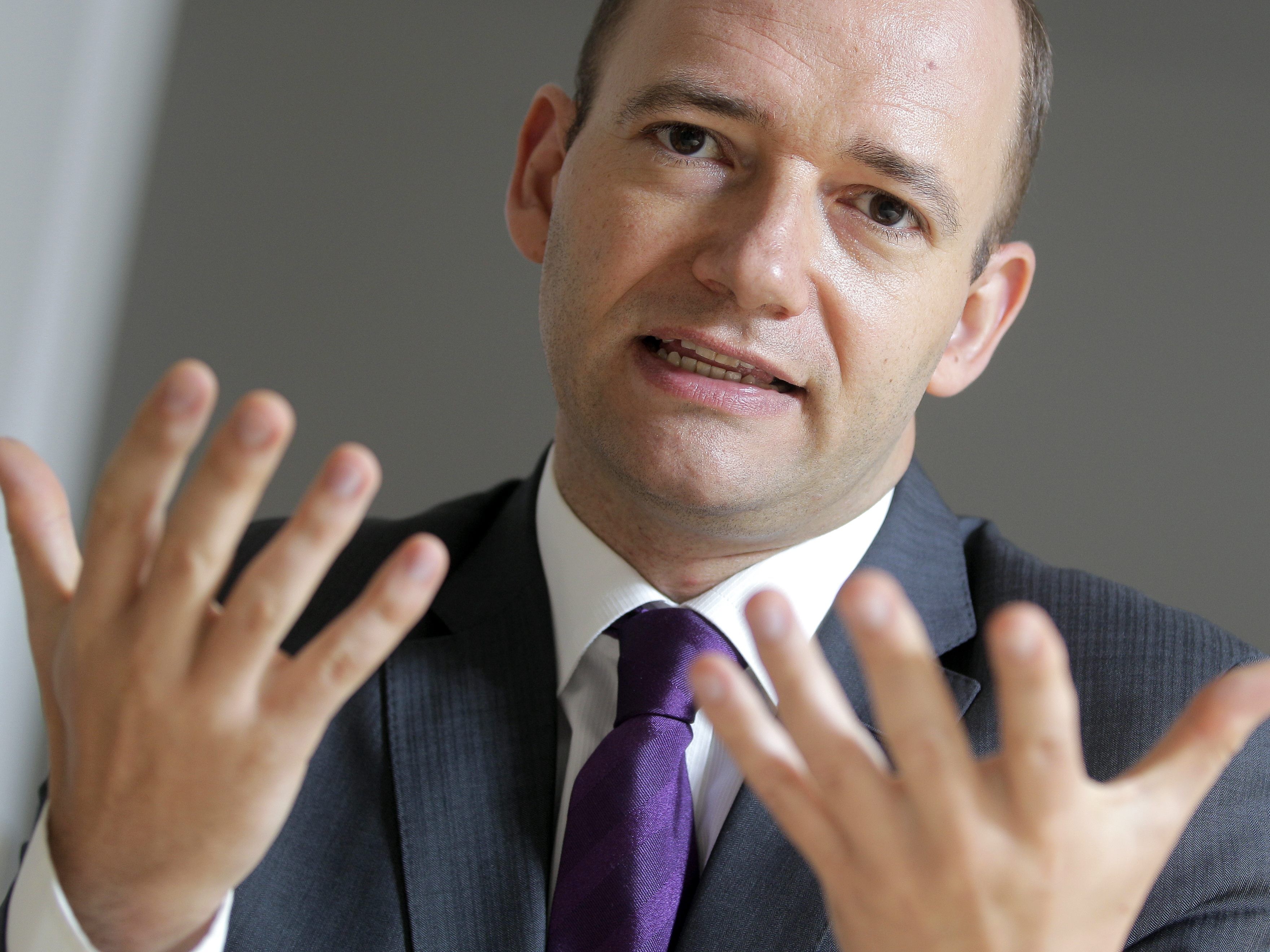 Laut Hofer ist davon auszugehen, dass im Hintergrund an Straches Comeback gearbeitet werden. Laut Hofer ist davon auszugehen, dass im Hintergrund an Straches Comeback gearbeitet werden.