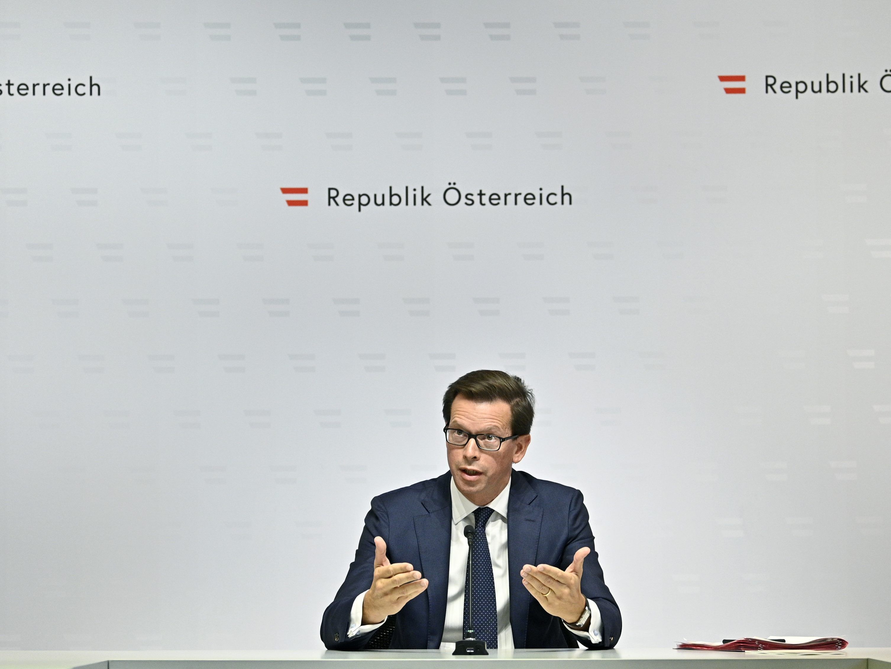 Regierungssprecher Winterstein rechnet mit einer baldigen Regierungsübergabe.