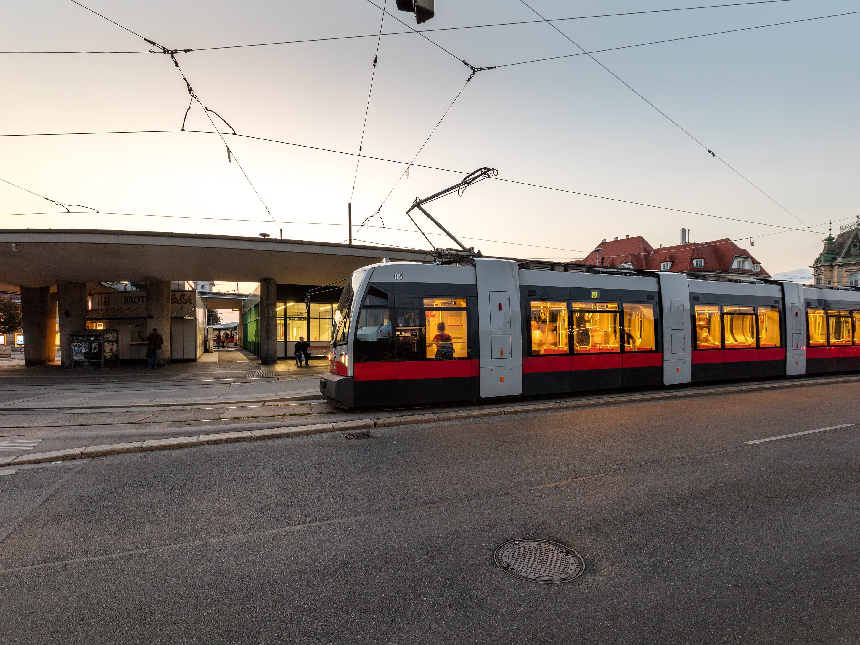 Ein Wasserrohrbruch sorgt auch bei den Straßenbahn Linien 10 und 52 für Störungen. Ein Wasserrohrbruch sorgt auch bei den Straßenbahn Linien 10 und 52 für Störungen.